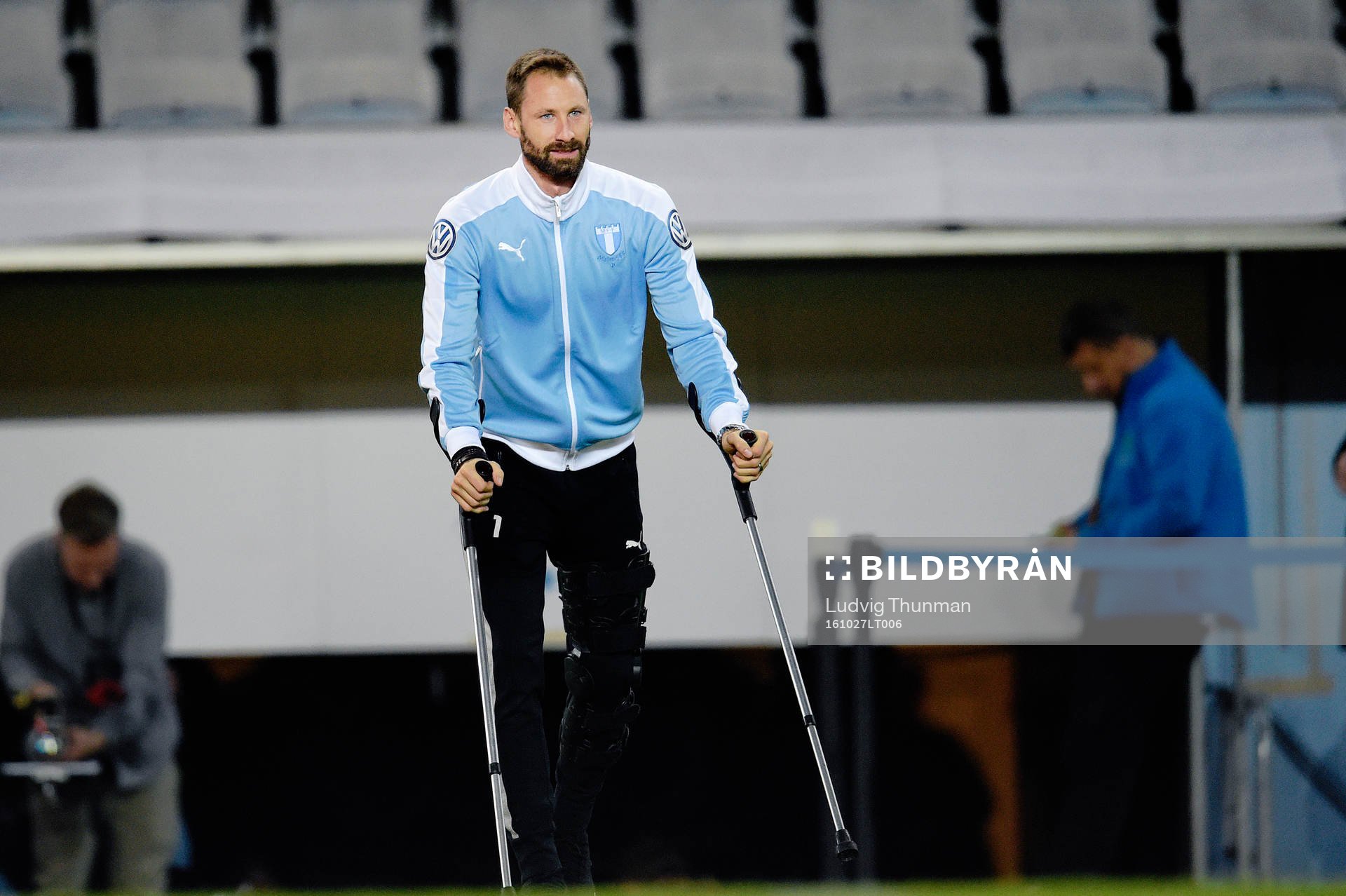 Malmö FFs målvakt Johan Wiland med kryckor