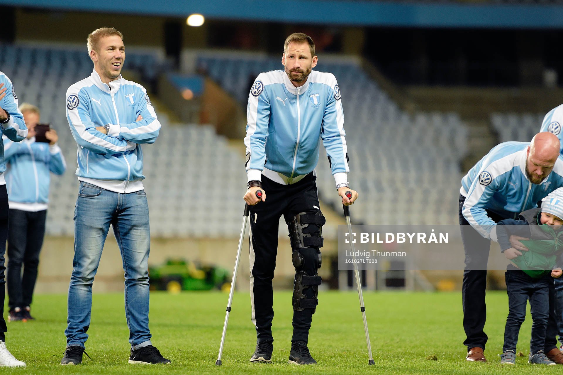 Malmö FFs målvakt Johan Wiland med kryckor