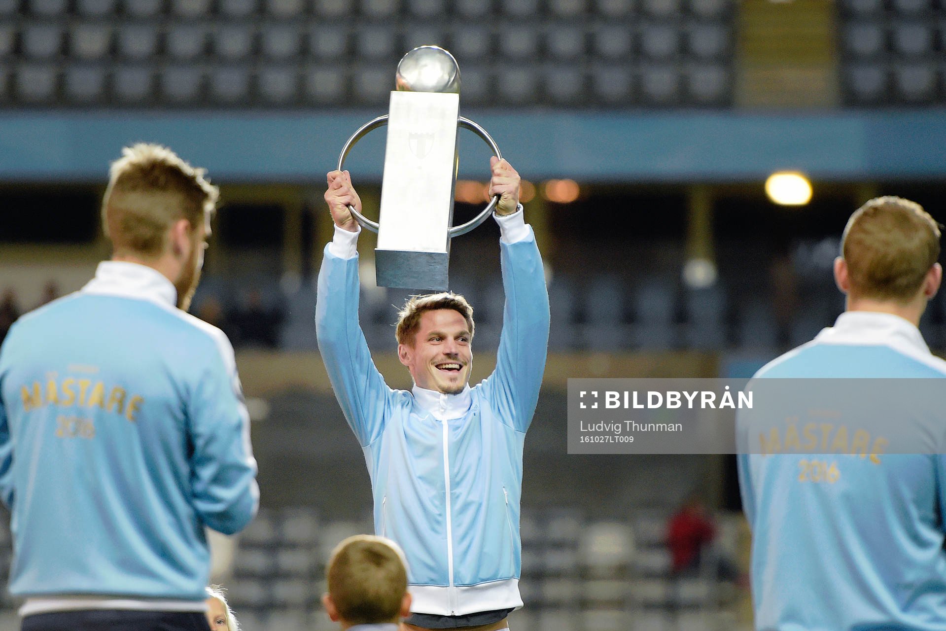 Malmö FFs Markus Rosenberg höjer en pokal
