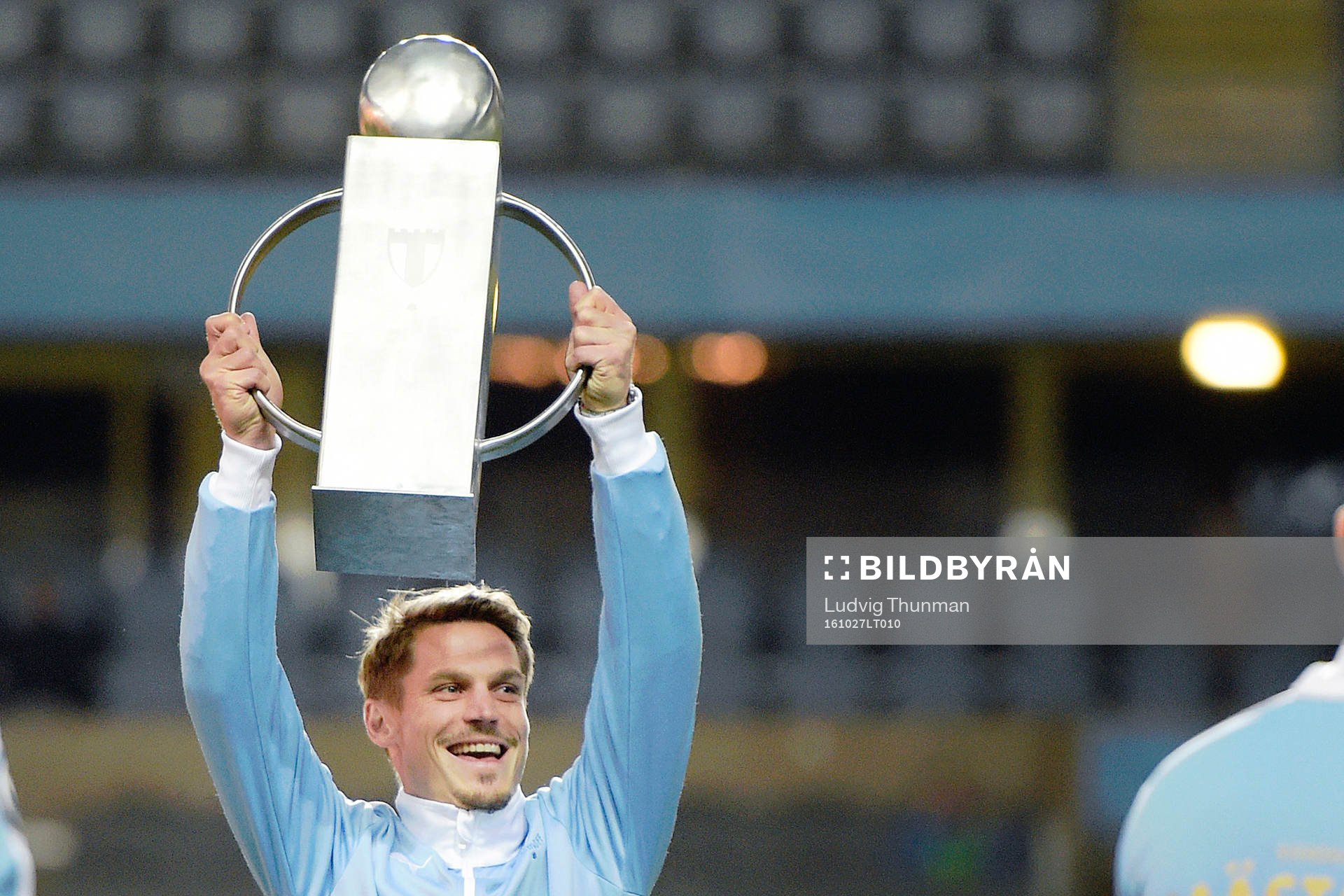Malmö FFs Markus Rosenberg höjer en pokal