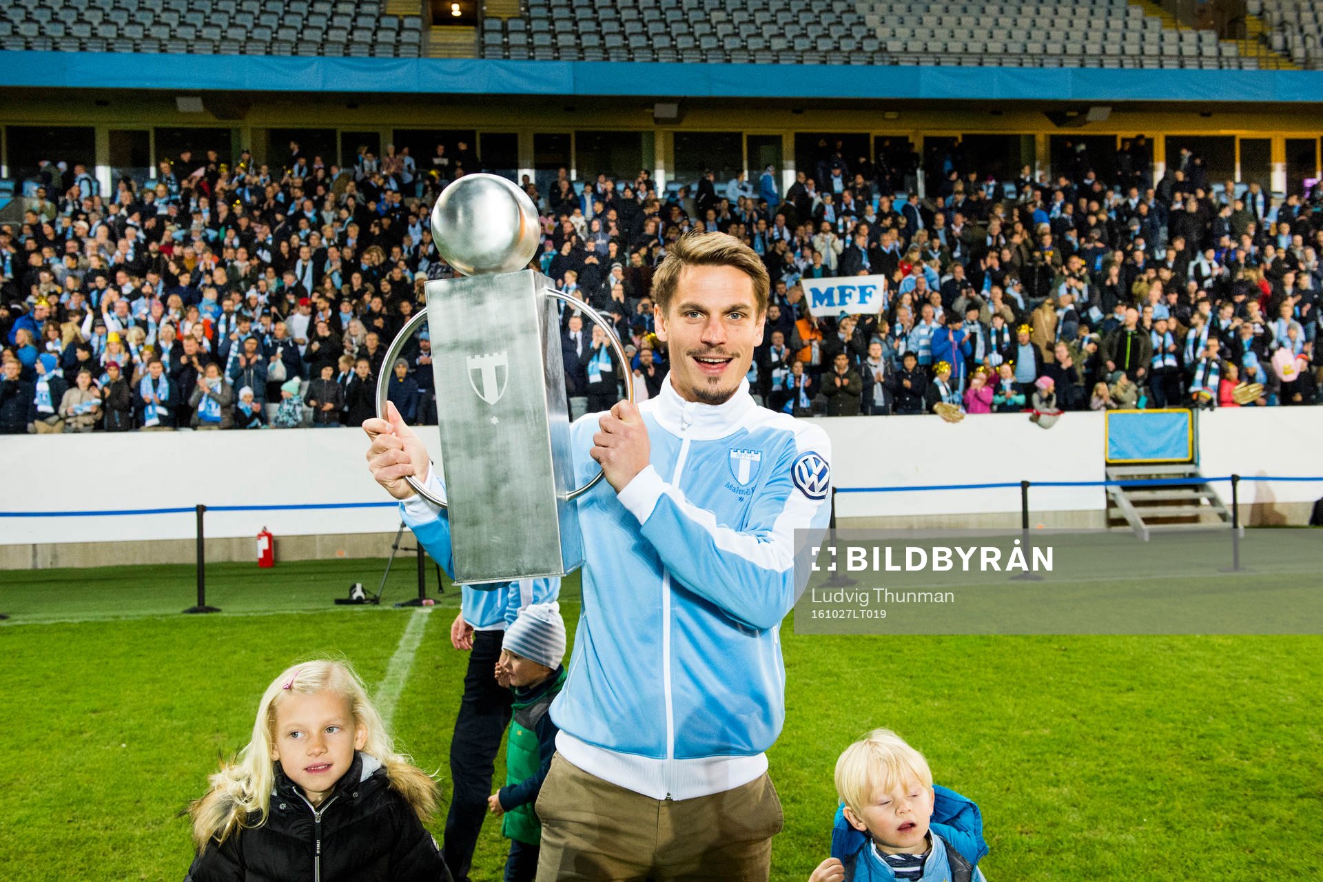 Malmö FFs Markus Rosenberg lyfter en pokal