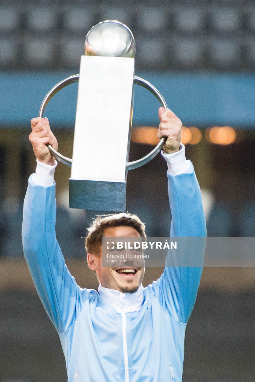 Malmö FFs Markus Rosenberg lyfter en pokal