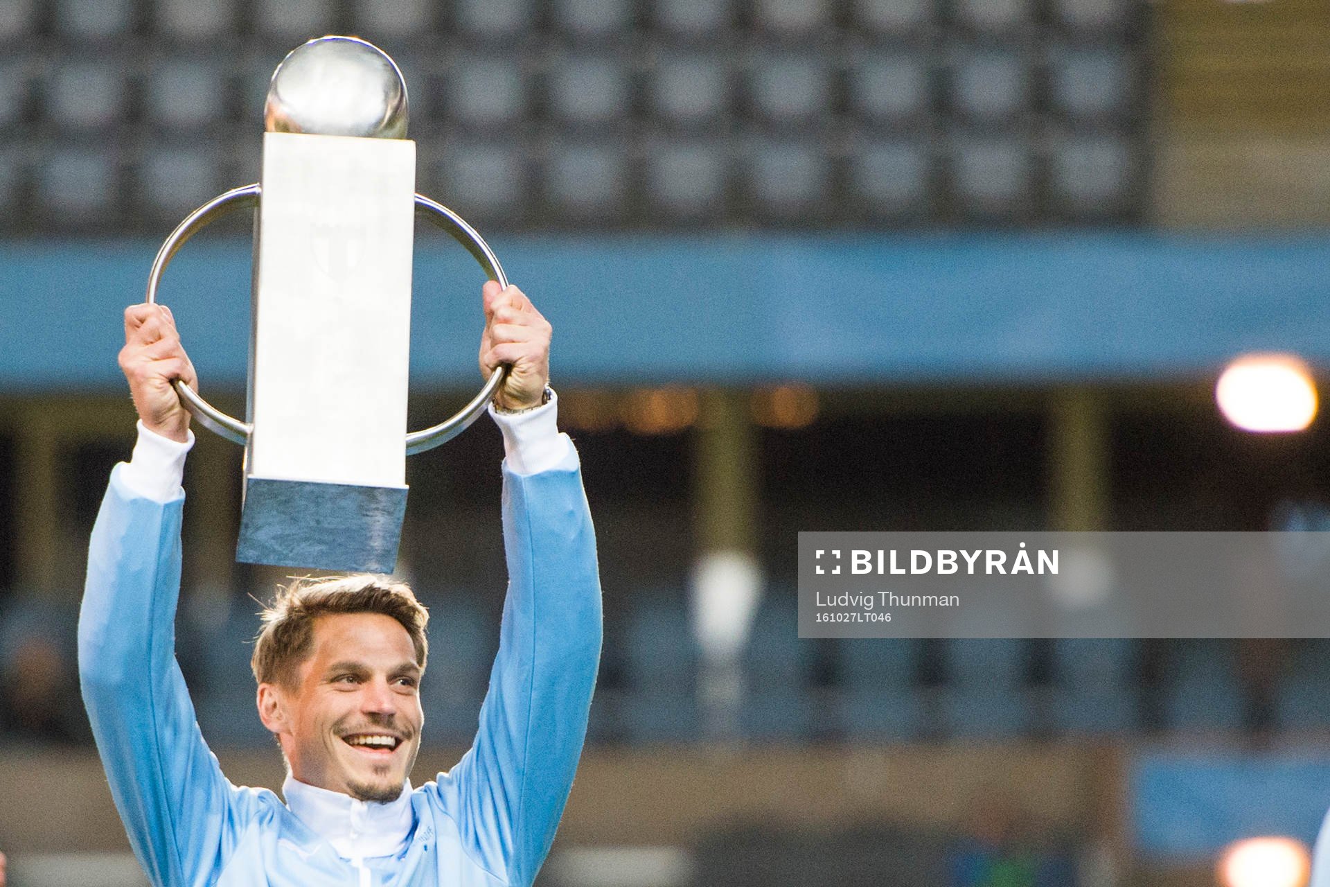 Malmö FFs Markus Rosenberg lyfter en pokal
