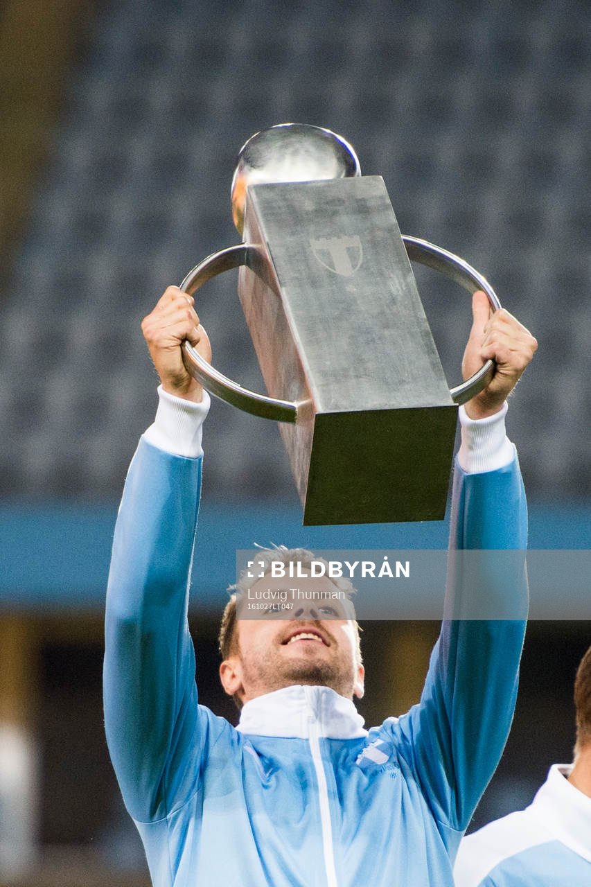 Malmö FFs Kari Arnason lyfter en pokal