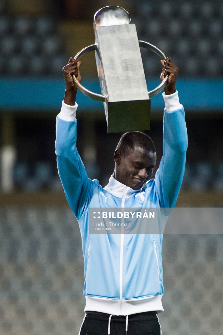 Malmö FFs Enock Kofi Adu lyfter en pokal