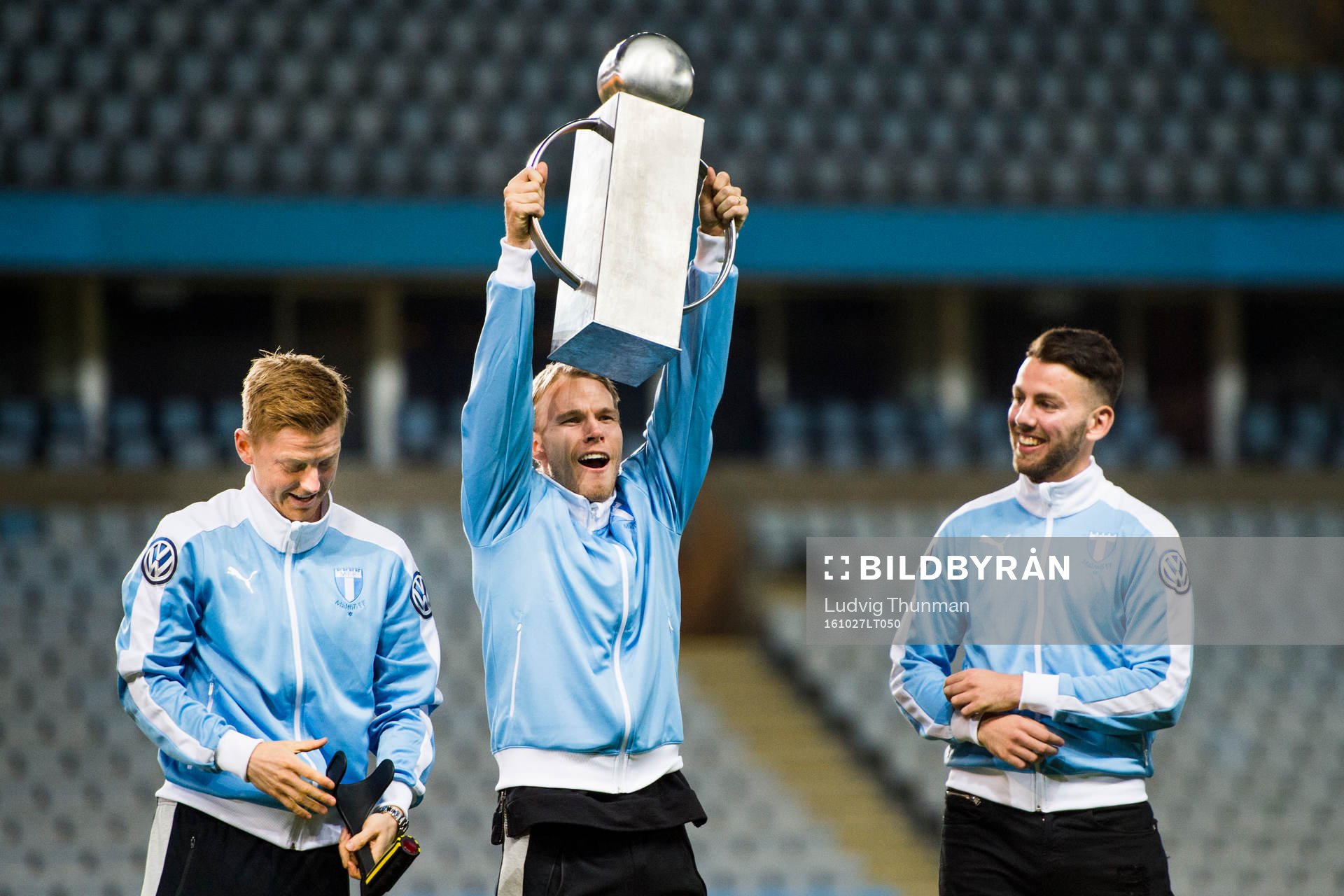 Malmö FFs Oscar Lewicki lyfter en pokal mellan Anders