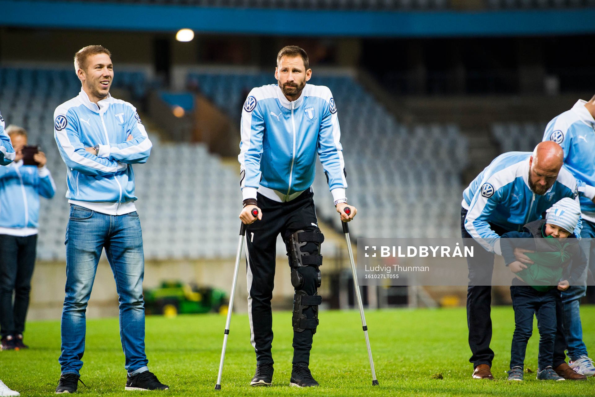 Malmö FFs målvakt Johan Wiland på kryckor