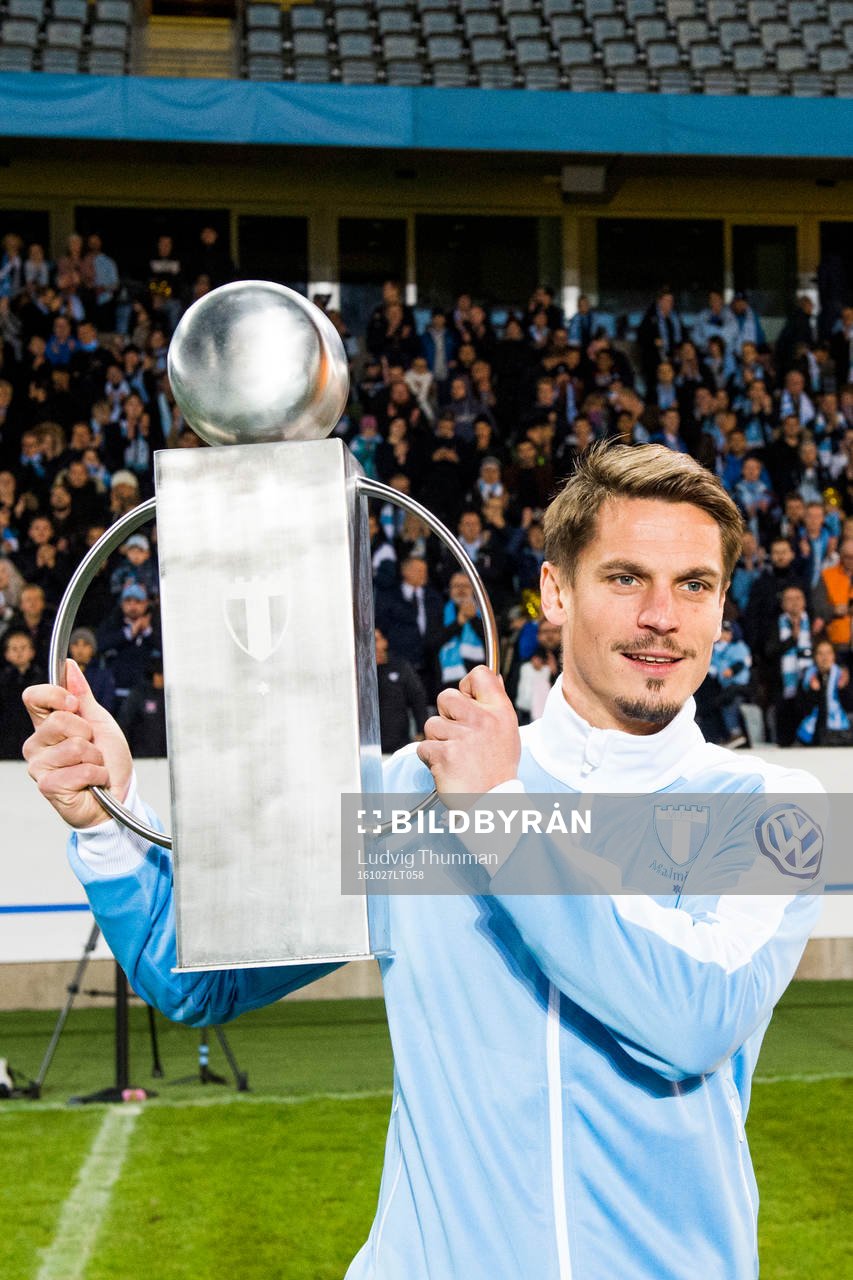 Malmö FFs Markus Rosenberg lyfter en pokal