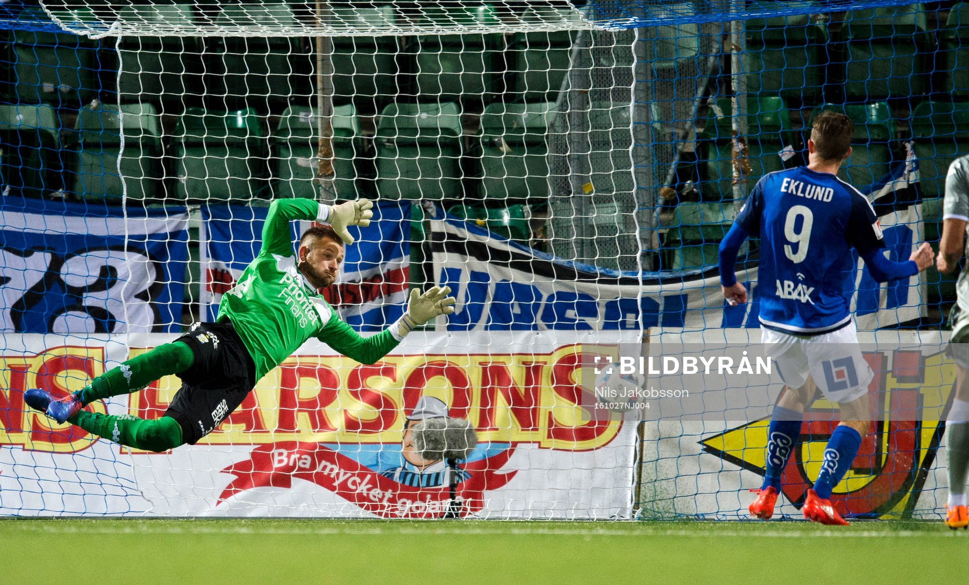 IFK Göteborgs målvakt John Alvbåge kan inte hindra