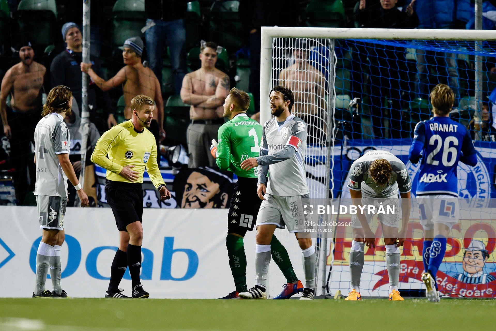 IFK Göteborgs målvakt John Alvbåge protesterar  för