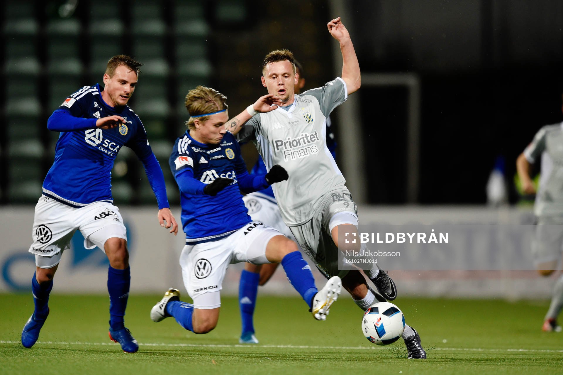 IFK Göteborgs Jakob Ankersen Sundsvalls Erik Granat under fotbollsmatchen i Allsvenskan mellan GIF Sundsvall och IFK Göteborg den 27 oktober 2016 i Sundsvall.