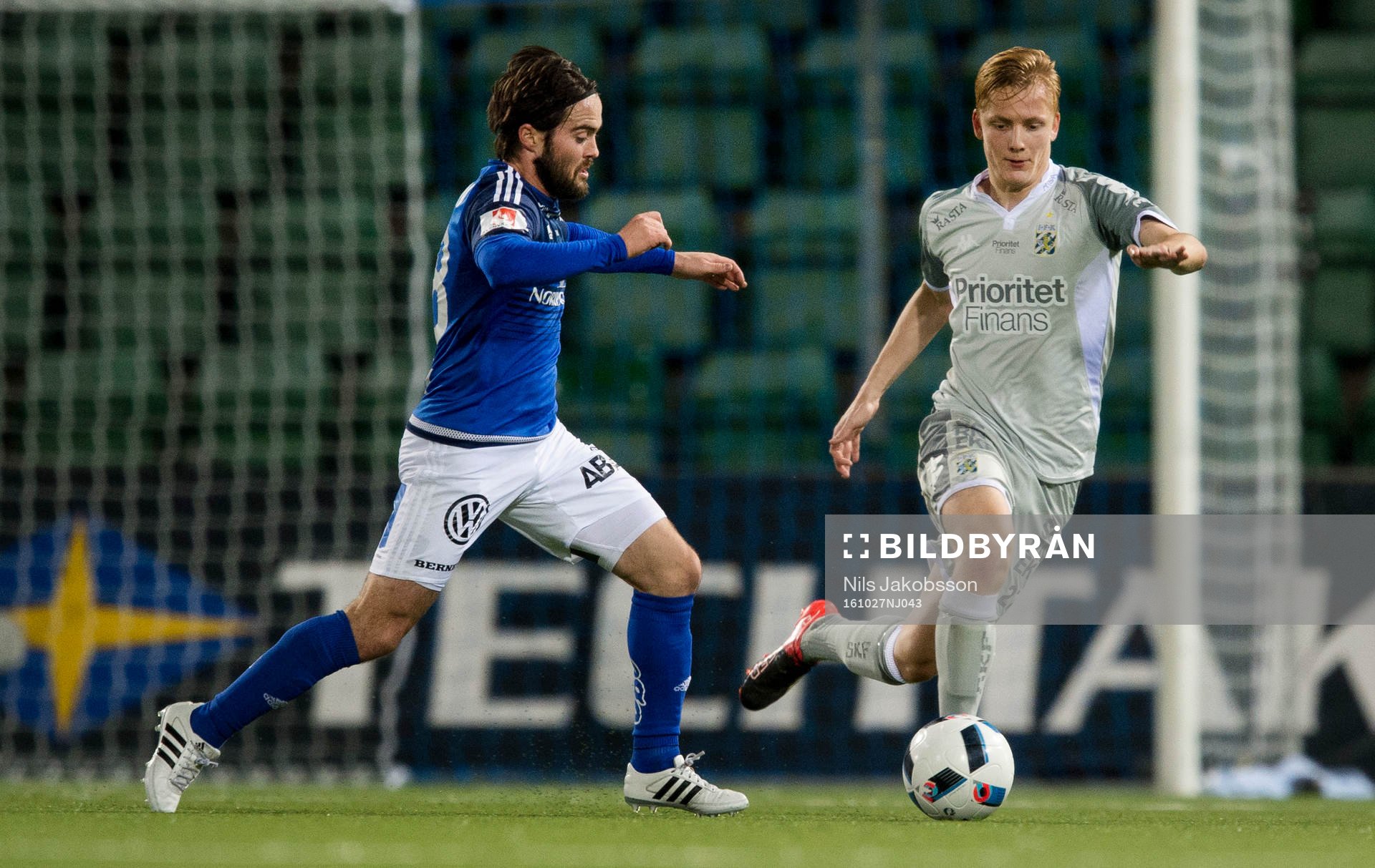 Sundsvalls Robbin Sellin och IFK Göteborgs Billy Nordström under fotbollsmatchen i Allsvenskan mellan GIF Sundsvall och IFK Göteborg den 27 oktober 2016 i Sundsvall.