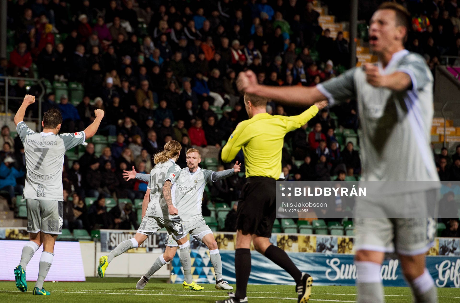 IFK Göteborgs Elias Mar Omarsson jublar med Sebastian Eriksson under fotbollsmatchen i Allsvenskan mellan GIF Sundsvall och IFK Göteborg den 27 oktober 2016 i Sundsvall.