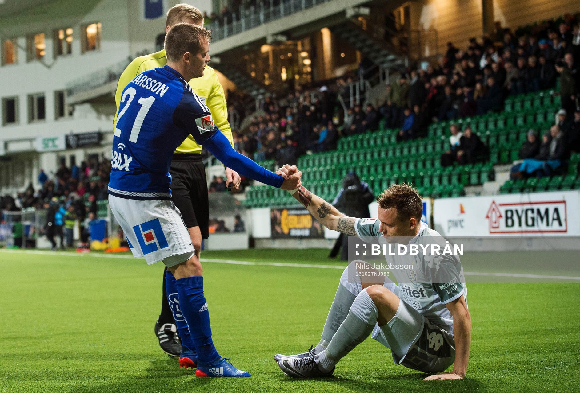 Sundsvalls Eric Larsson hjälper IFK Göteborgs Jakob