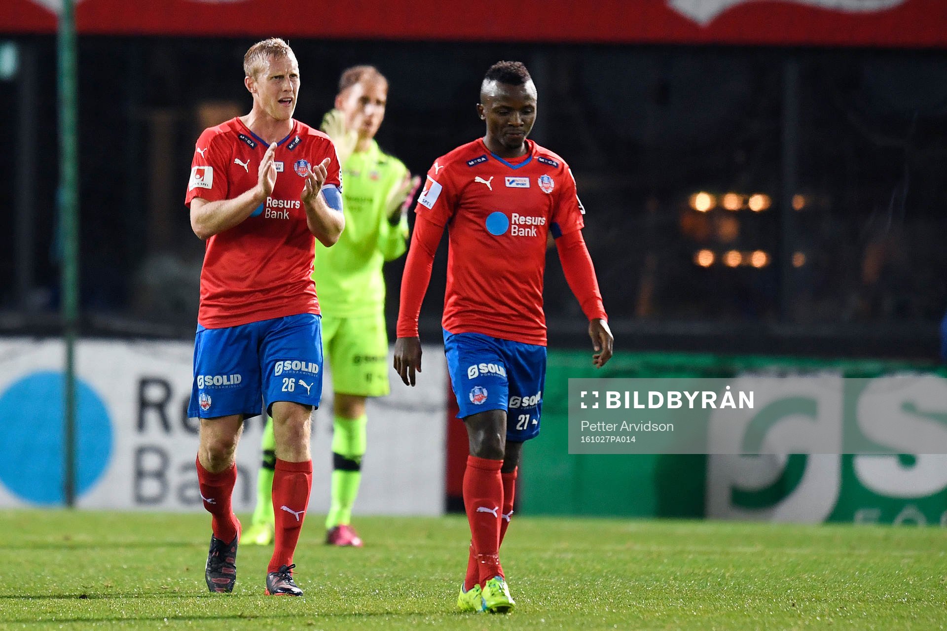 Helsingborgs Peter Larssonoch Monday Samuel deppar