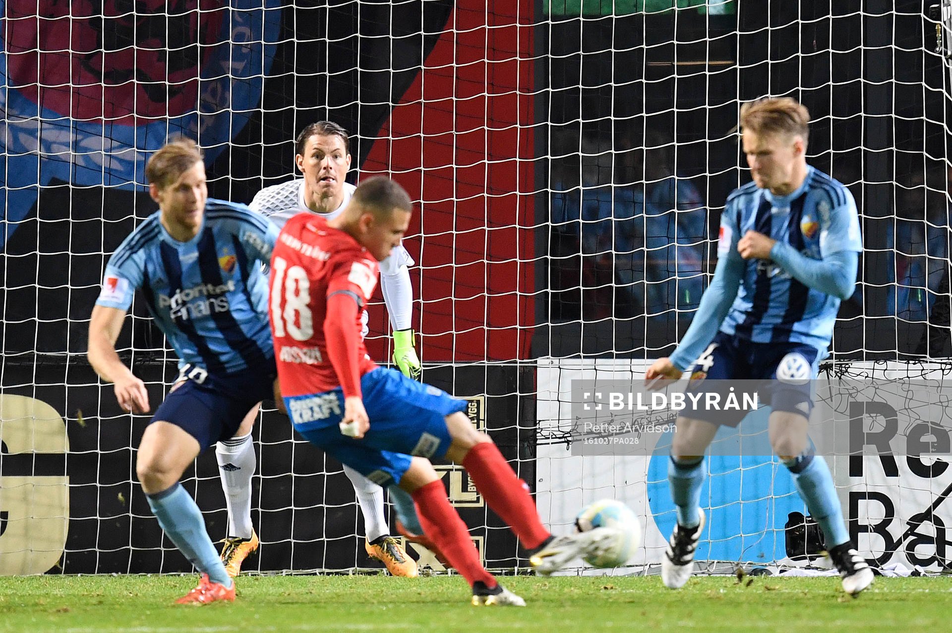 Helsingborgs Jordan Larsson med skott mot Djurgårdens