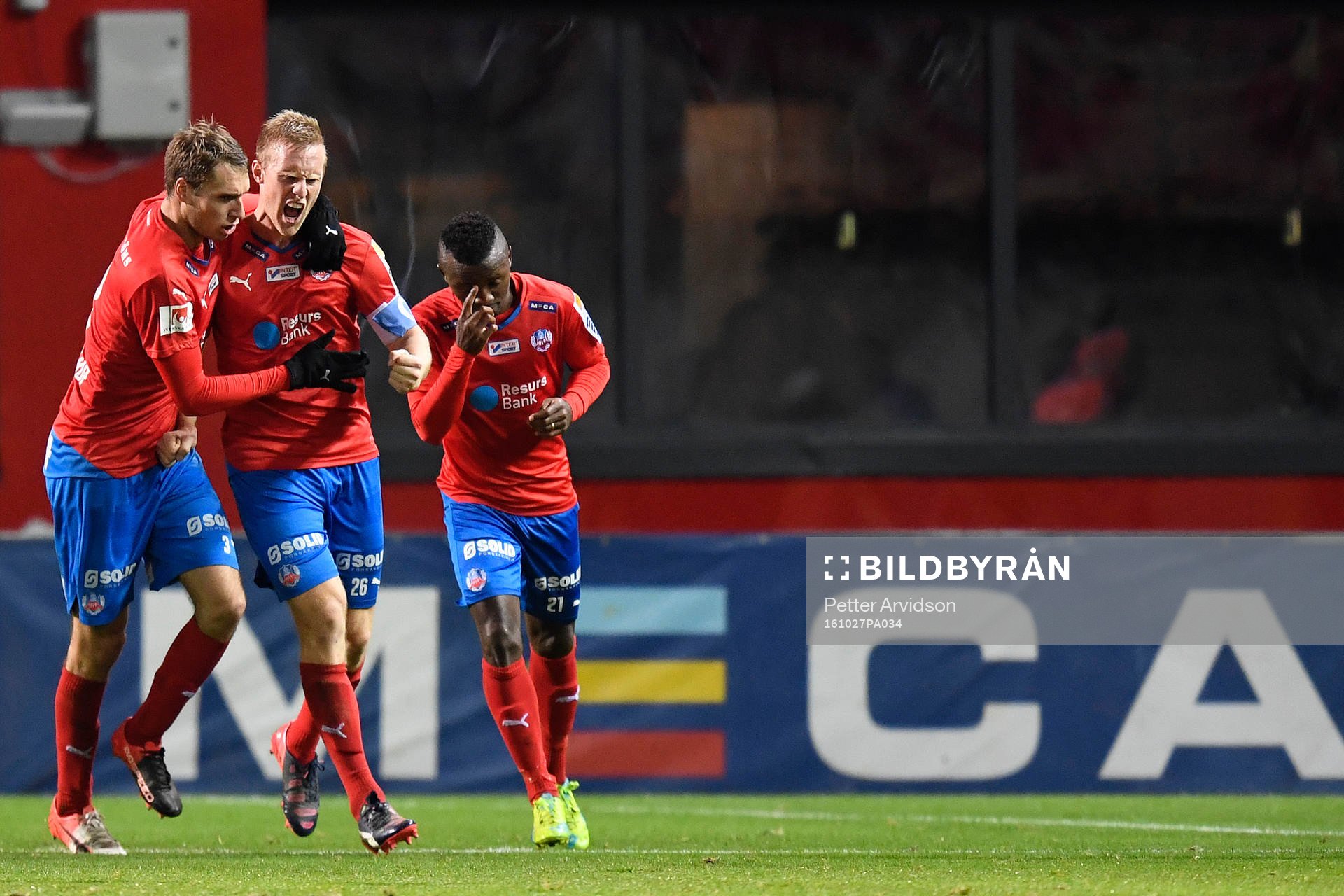 Helsingborgs Peter Larsson jublar med Frederik Helstrup Jensen och Monday Samuel  efter att han har gjort 1-1 under fotbollsmatchen i Allsvenskan mellan Helsingborg och Djurgården den 27 oktober 2016 i Helsingborg.