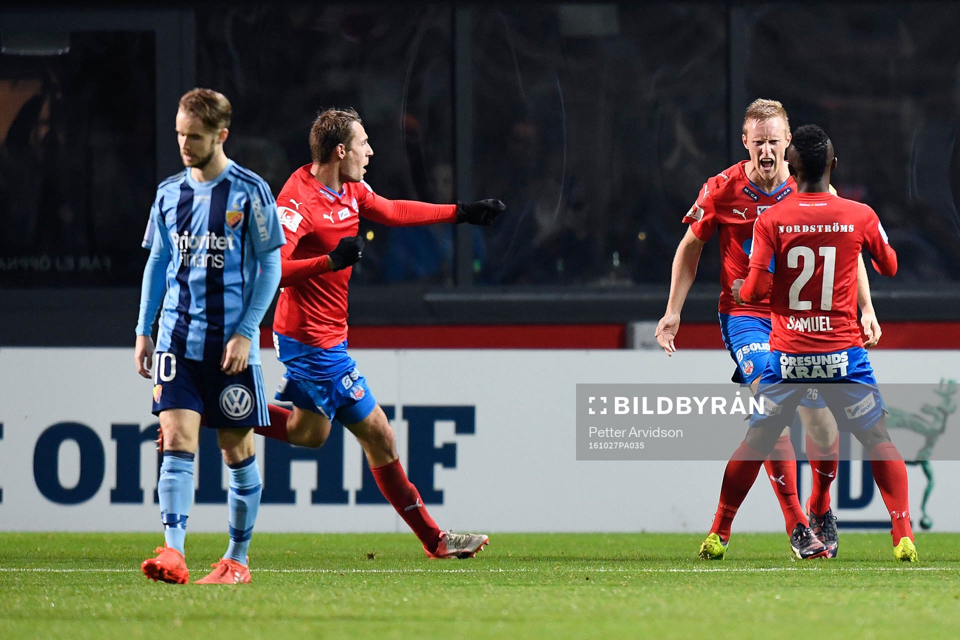 Helsingborgs Peter Larsson jublar efter att han har gjort 1-1 under fotbollsmatchen i Allsvenskan mellan Helsingborg och Djurgården den 27 oktober 2016 i Helsingborg.