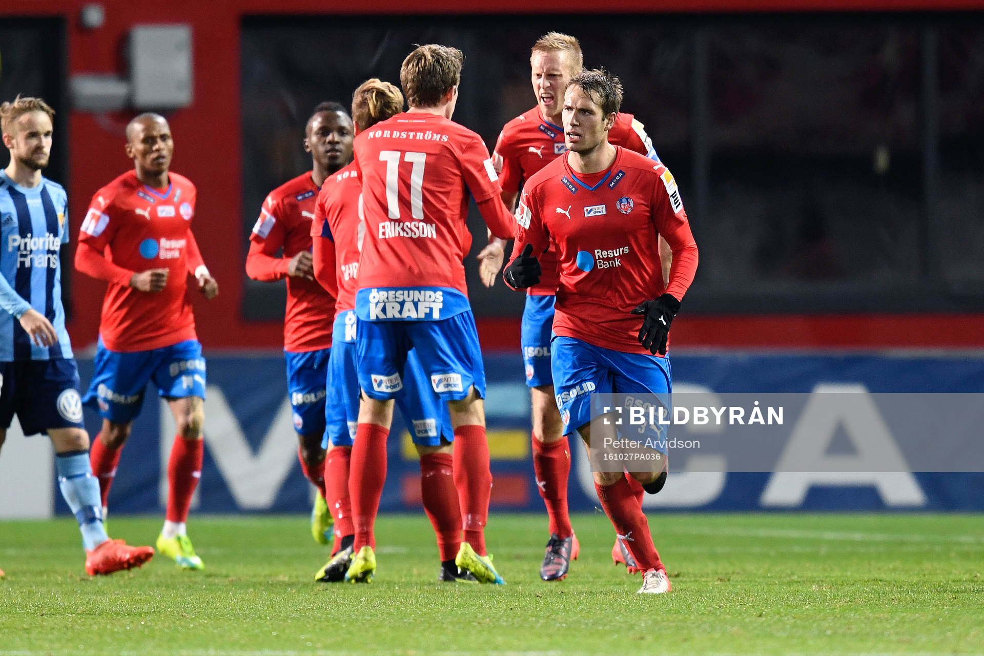 Helsingborgs Peter Larsson jublar med Adam Eriksson efter att han har gjort 1-1 under fotbollsmatchen i Allsvenskan mellan Helsingborg och Djurgården den 27 oktober 2016 i Helsingborg.