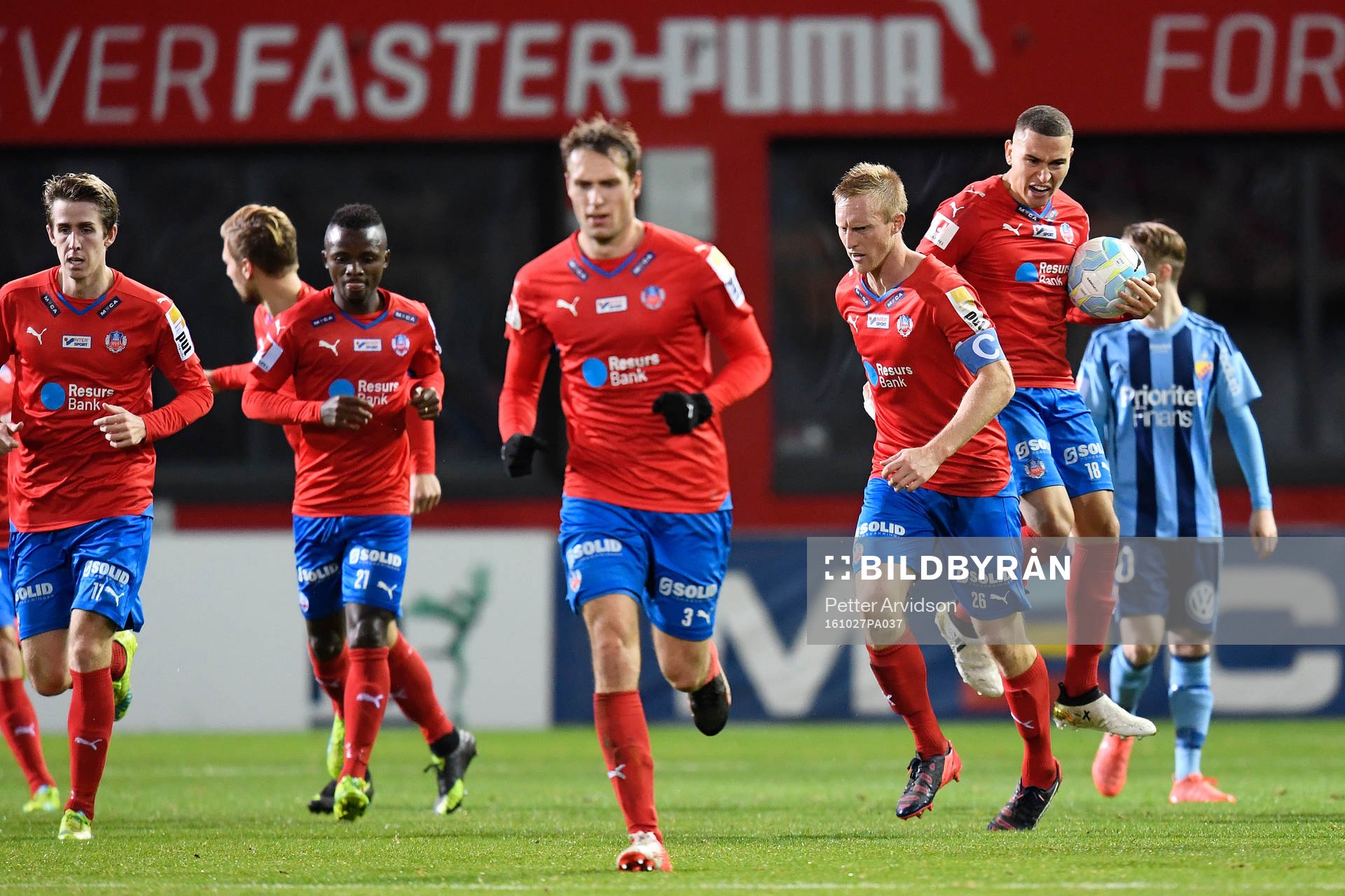 Helsingborgs Peter Larsson jublar med Jordan Larsson efter att han har gjort 1-1 under fotbollsmatchen i Allsvenskan mellan Helsingborg och Djurgården den 27 oktober 2016 i Helsingborg.