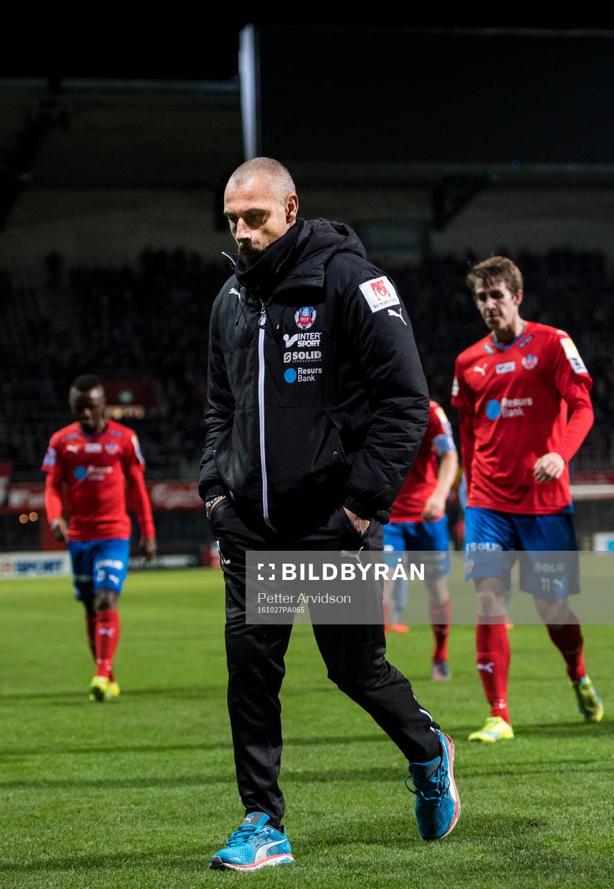 Helsingborgs manager Henrik Larsson deppar när han lämnar