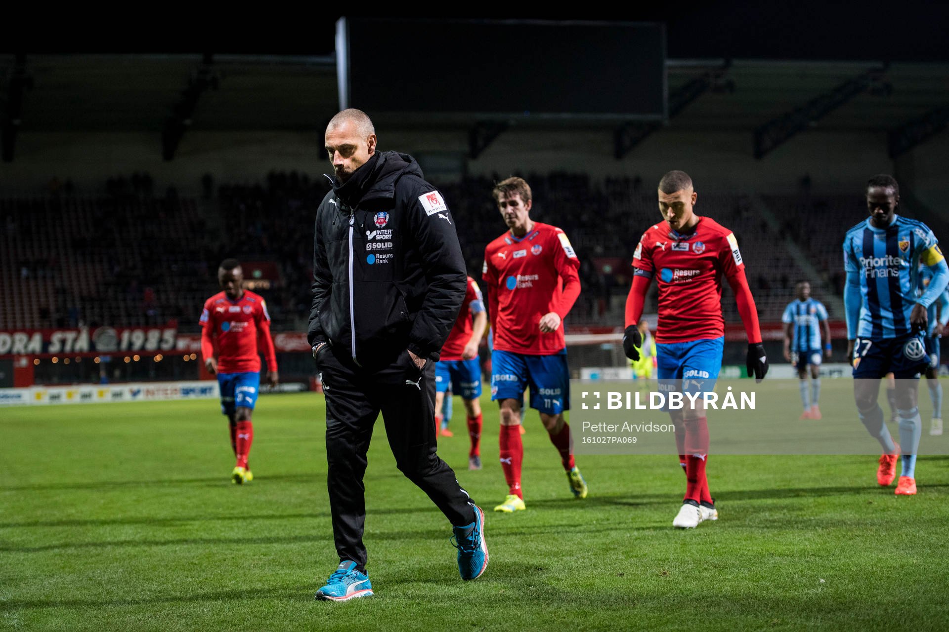 Helsingborgs manager Henrik Larsson följd av Adam Eriksson