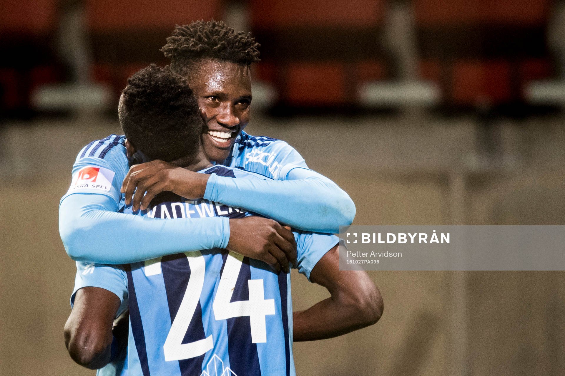 Djurgårdens Michael Olunga kramar om Philana Tinotenda