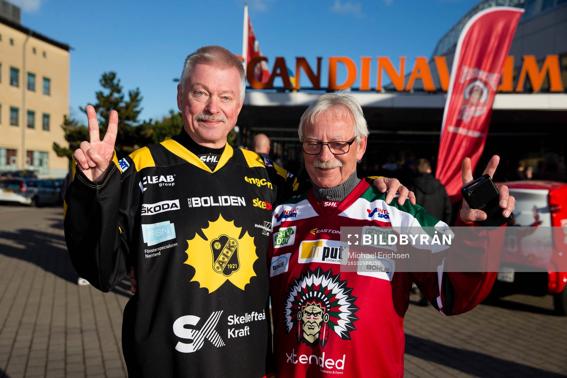 En Skellefteå supporter och en Frölunda supporter