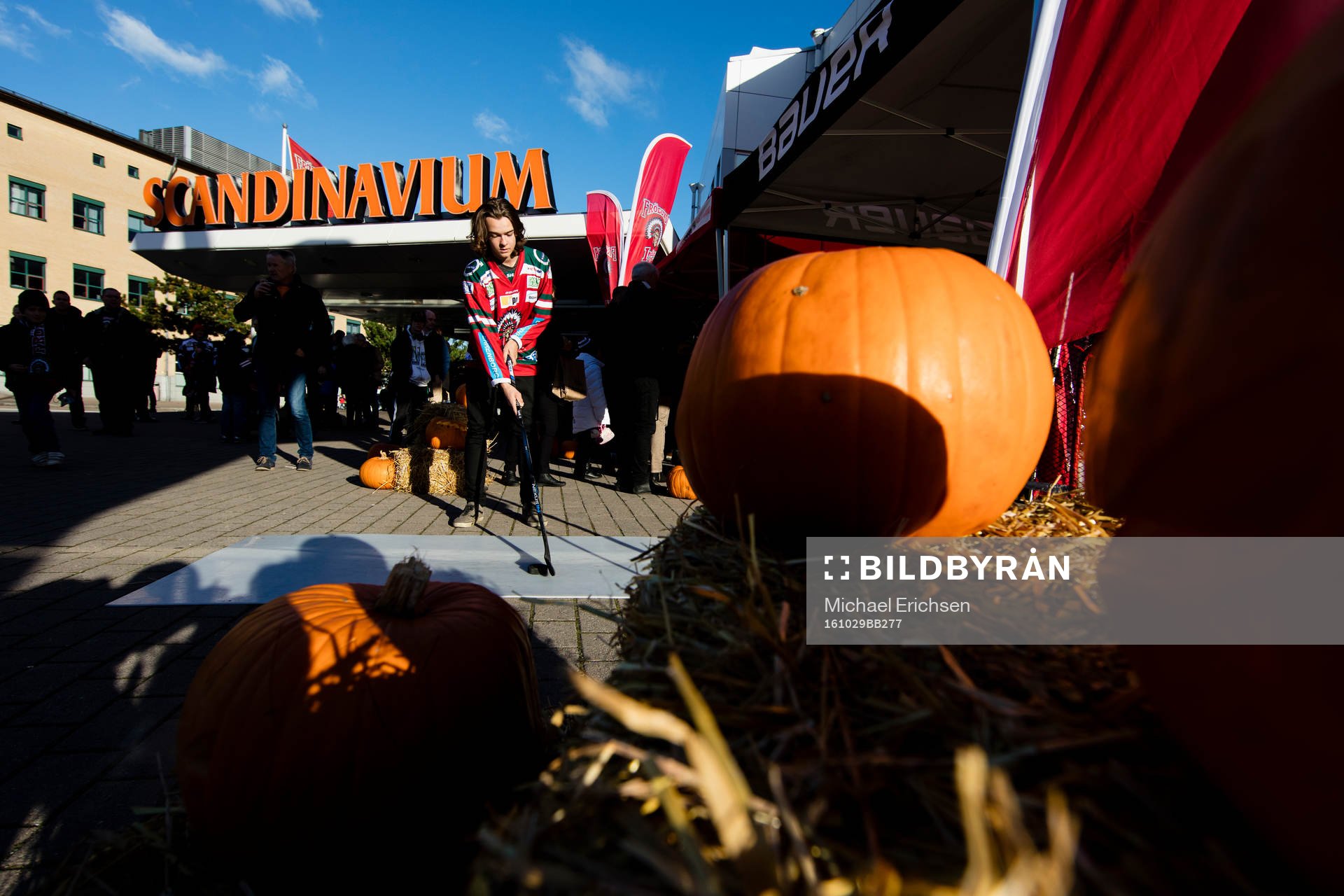 Scandinavium med Halloween tema utanför innan