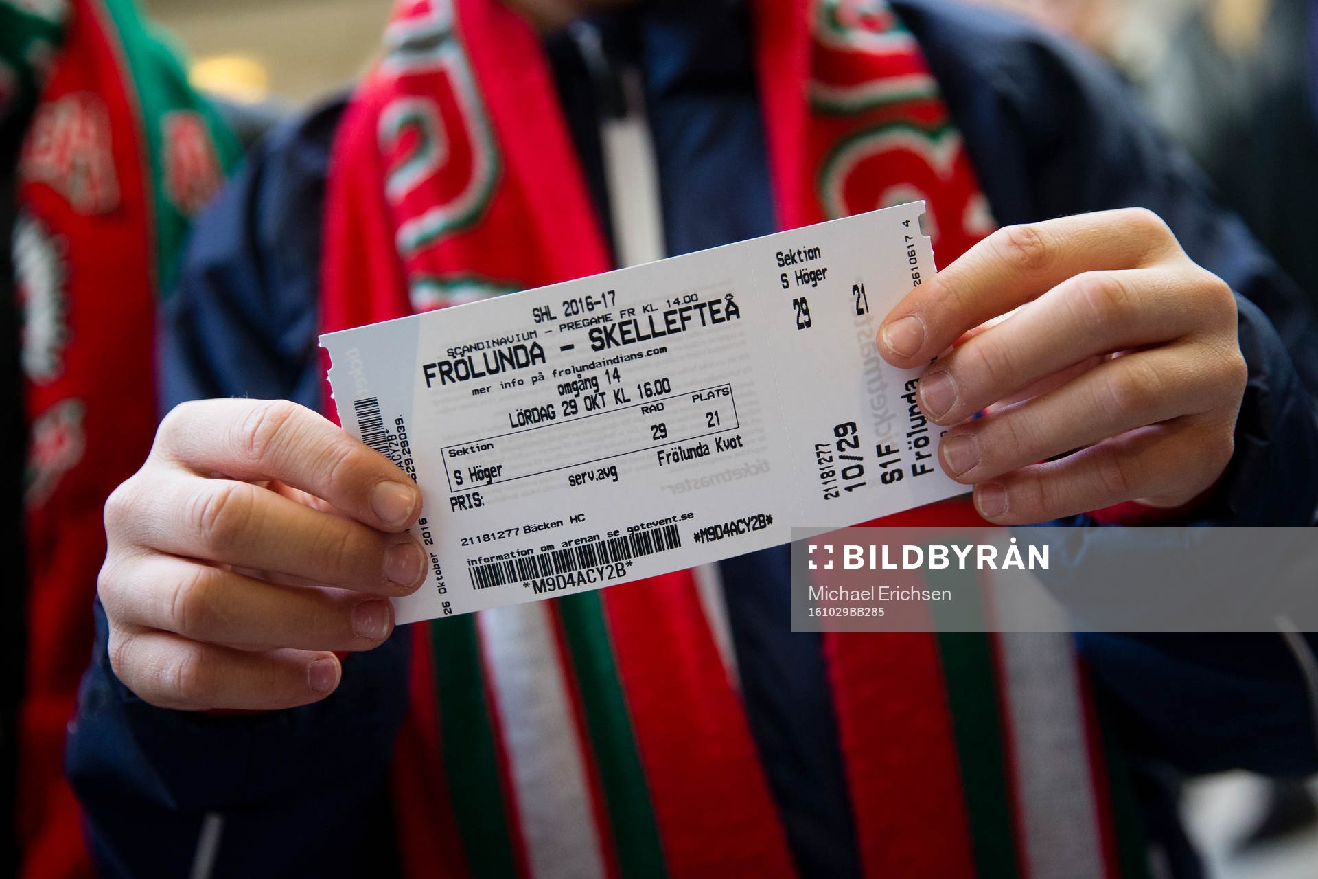 En Frölunda supporter med biljett till ishockeymatchen i