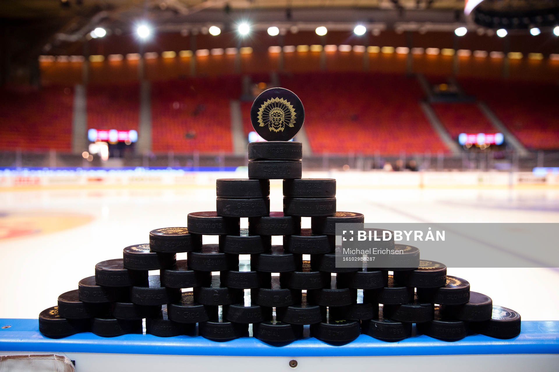 Puckar uppställda innan ishockeymatchen i SHL mellan