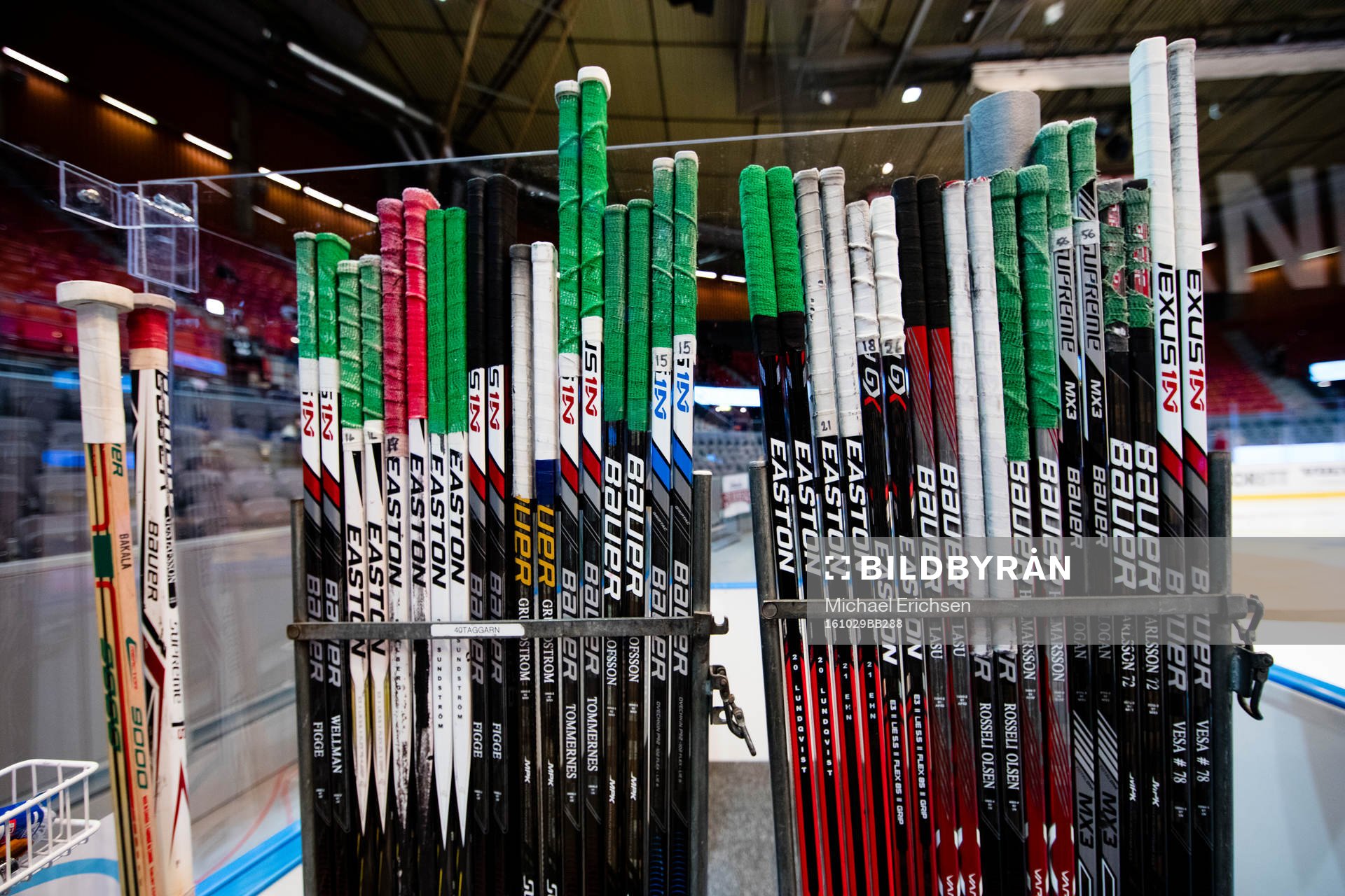 Frölunda spelarnas klubbor uppställda innan