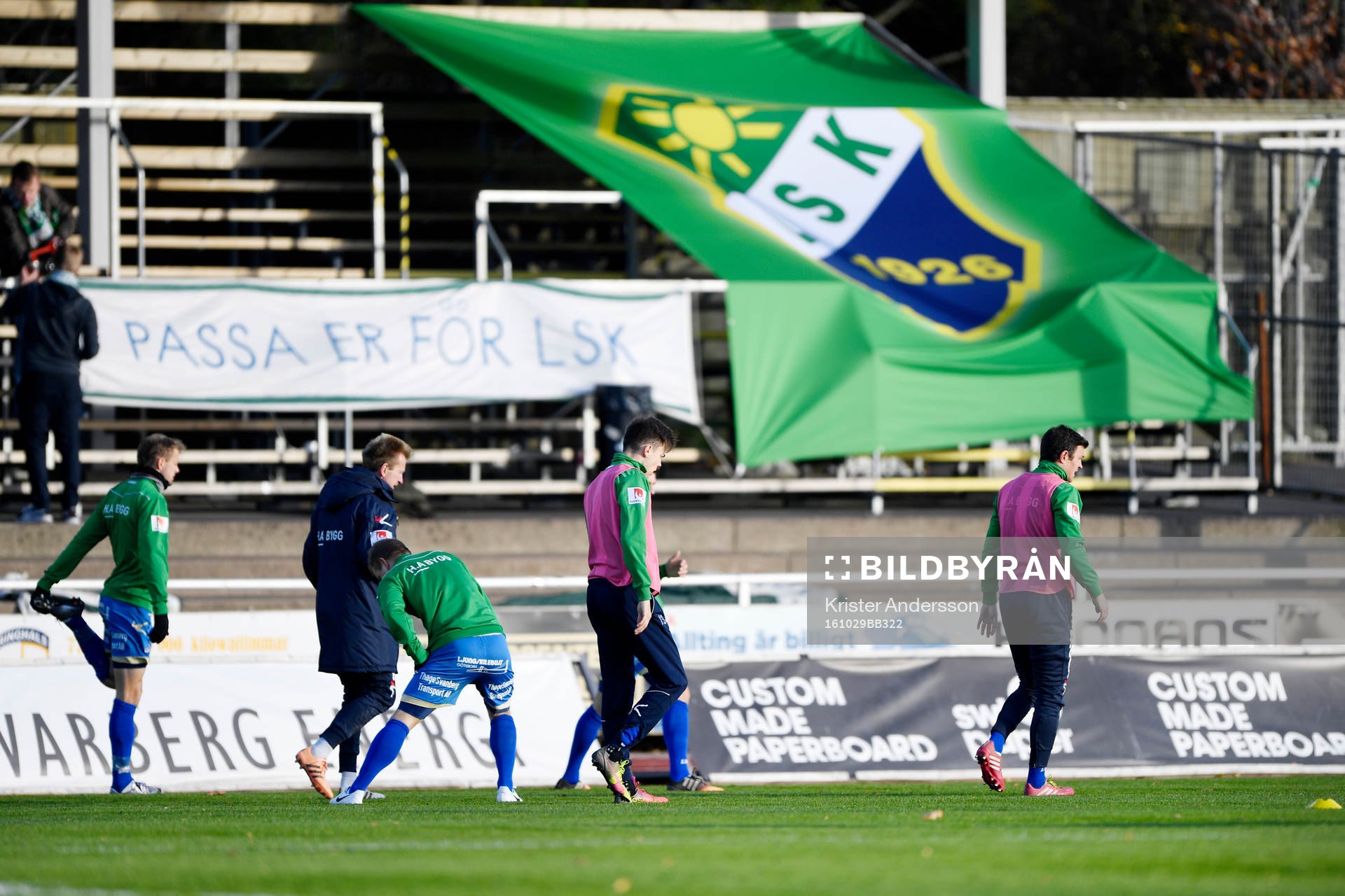 Ljungskiles spelare värmer upp före fotbollsmatchen i