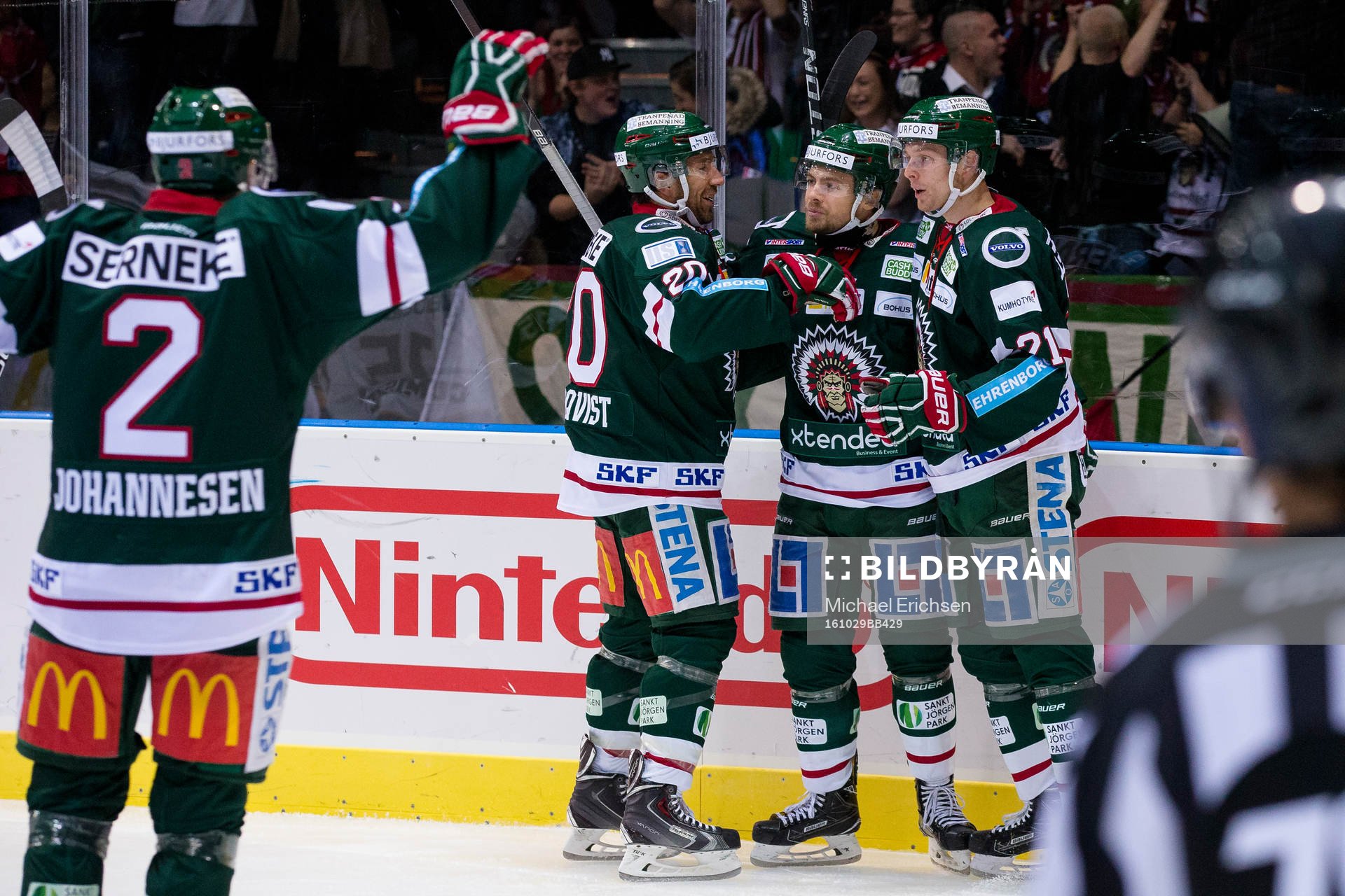 Frölundas Mats Rosseli Olsen jublar och omfamnas