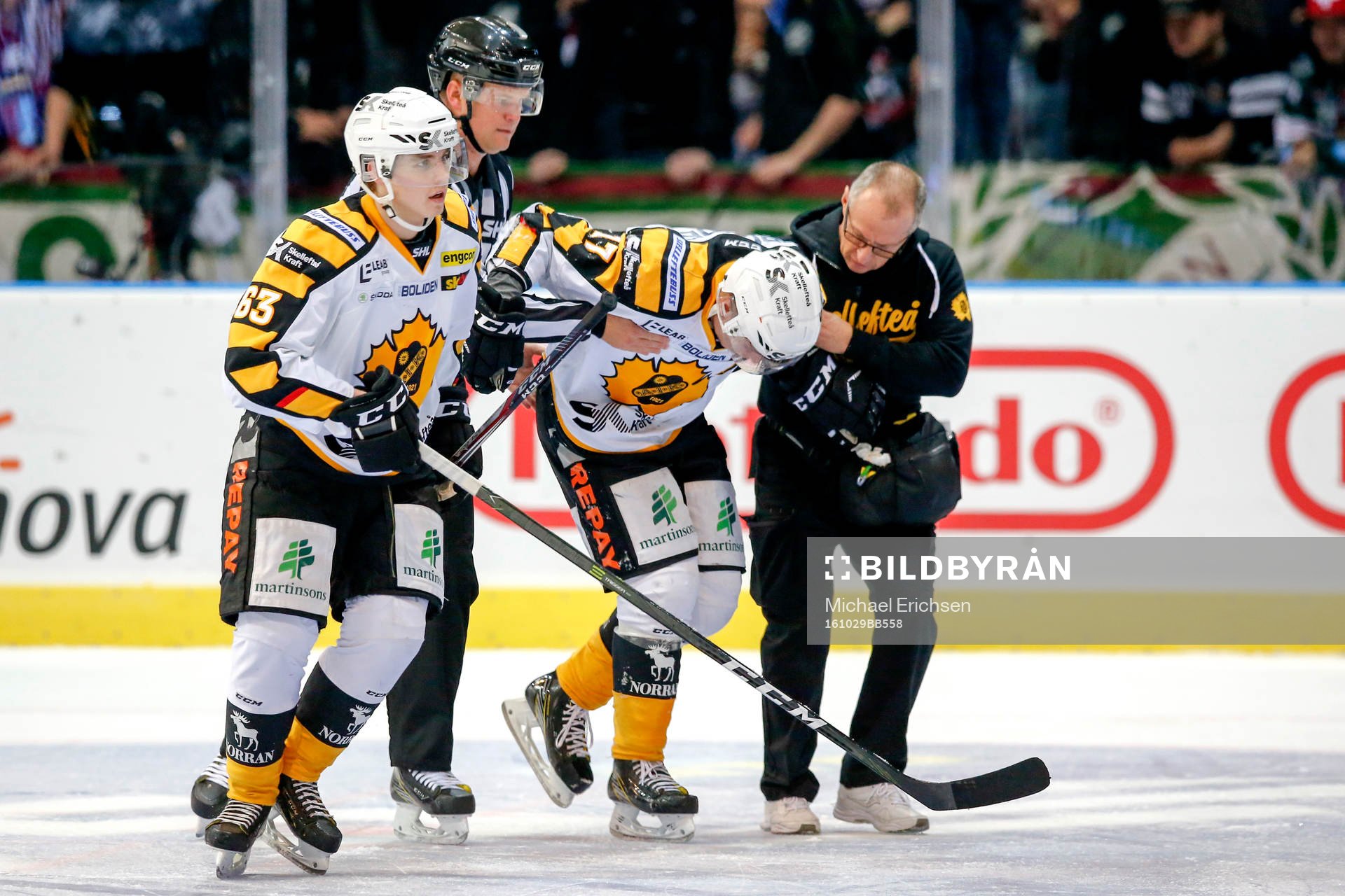 Skellefteås Pär Lindholm får hjälp av isen