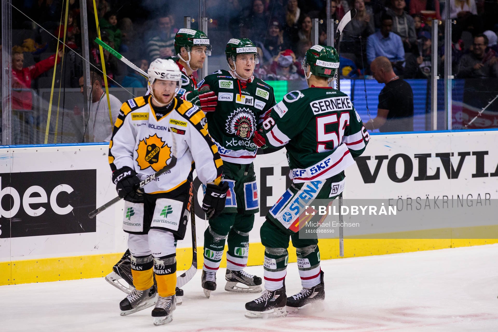 Frölundas Carl Grundström jublar och omfamnas av Johan