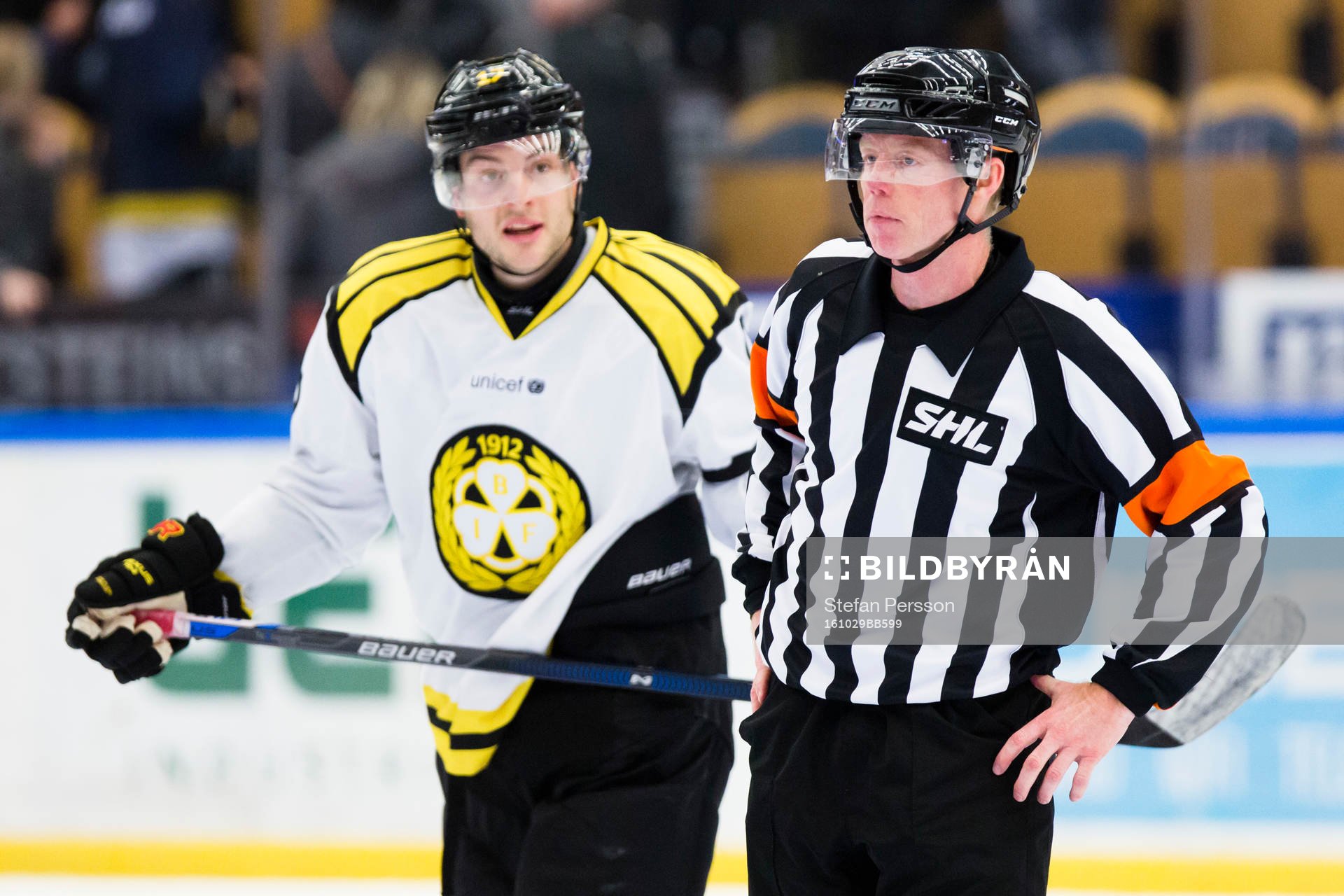 Brynäs Pathrik Westerholm i diskussion med domaren Pehr