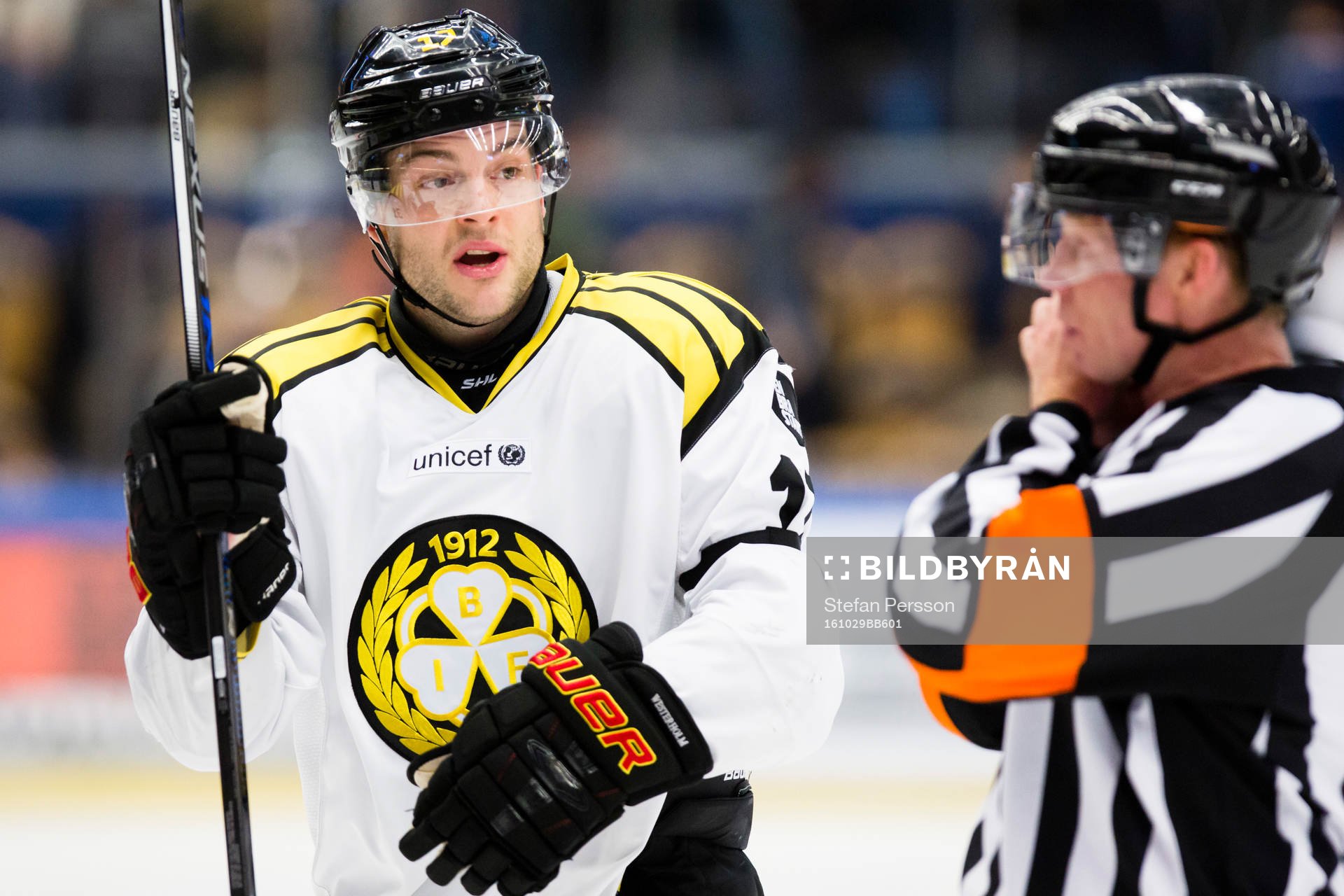 Brynäs Pathrik Westerholm i diskussion med domaren Pehr