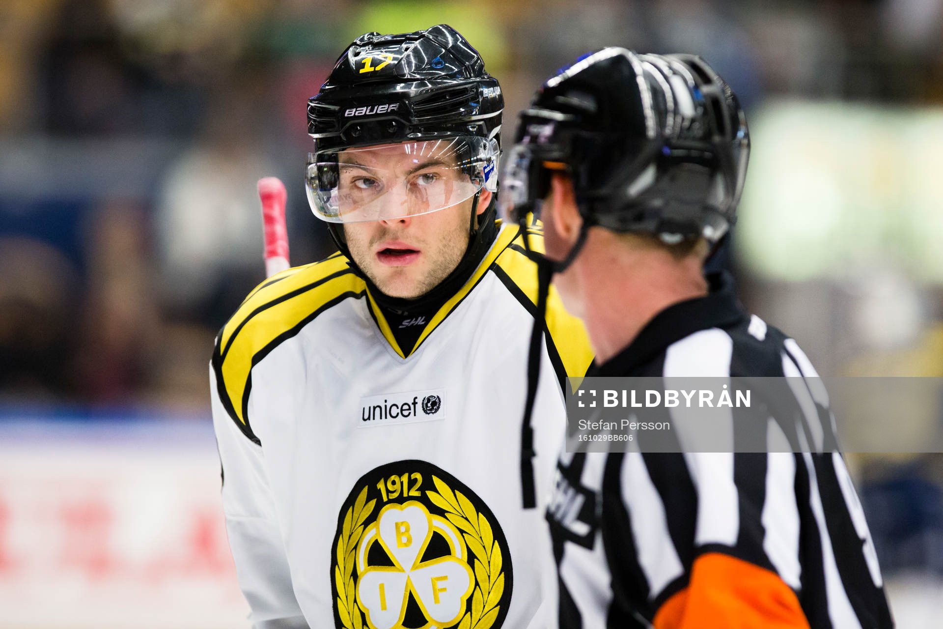 Brynäs Pathrik Westerholm i diskussion med domaren Pehr
