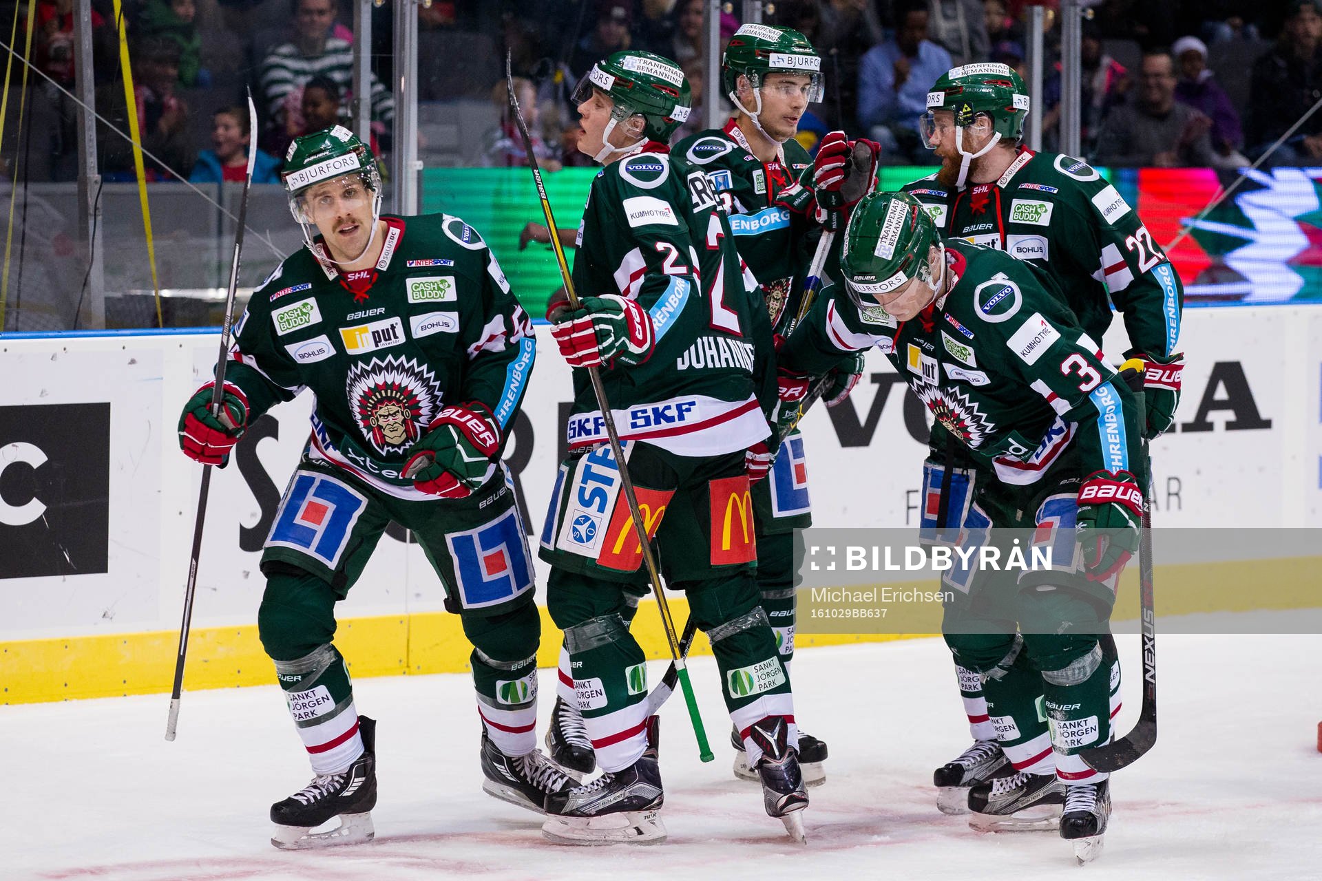 Frölundas Carl Grundström jublar och omfamnas