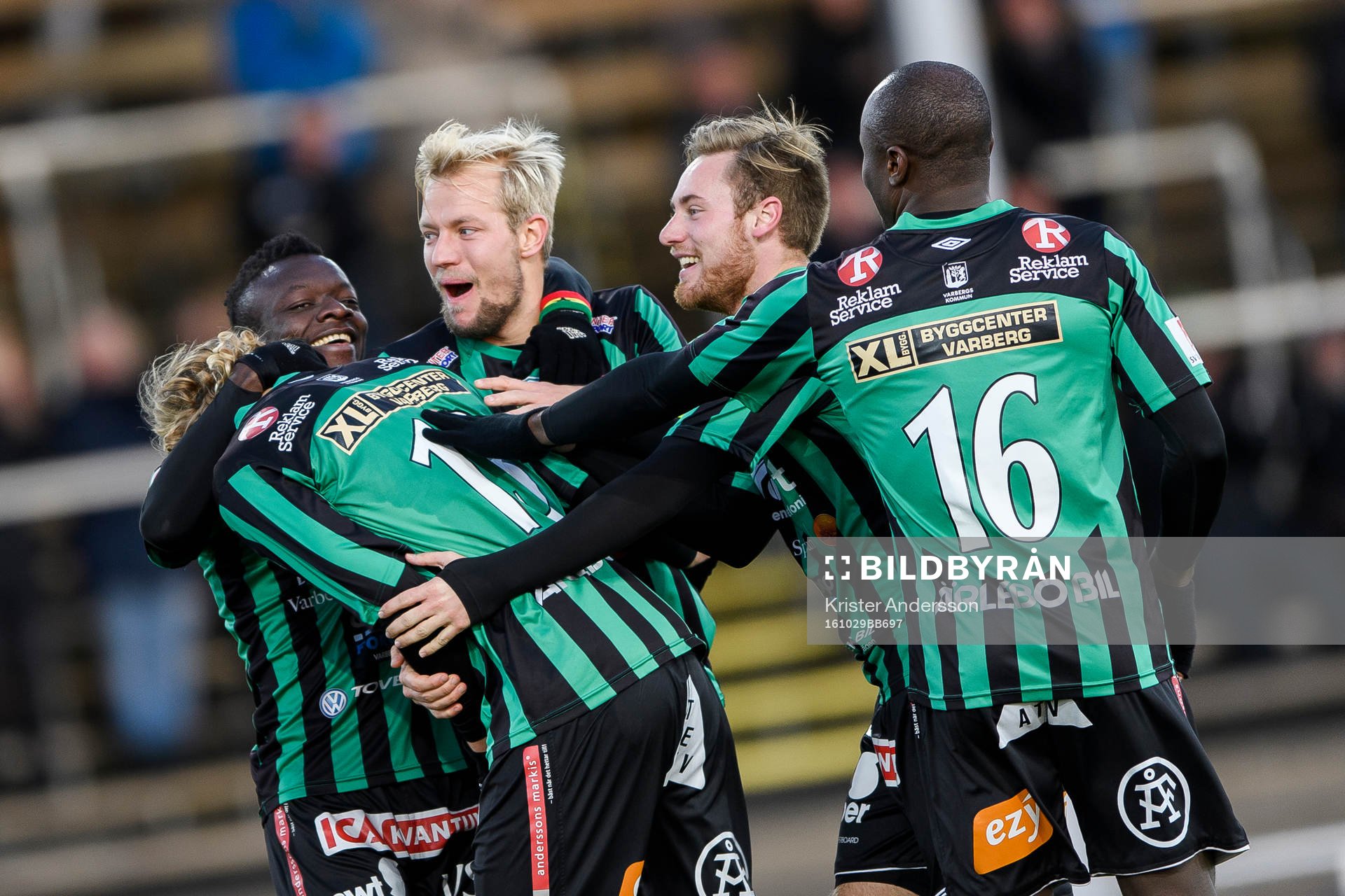 Varbergs spelare jublar efter att Erik Nilsson gjort 1-0 under fotbollsmatchen i Superettan mellan Varberg och Ljungskile den 29 oktober 2016 i Varberg.