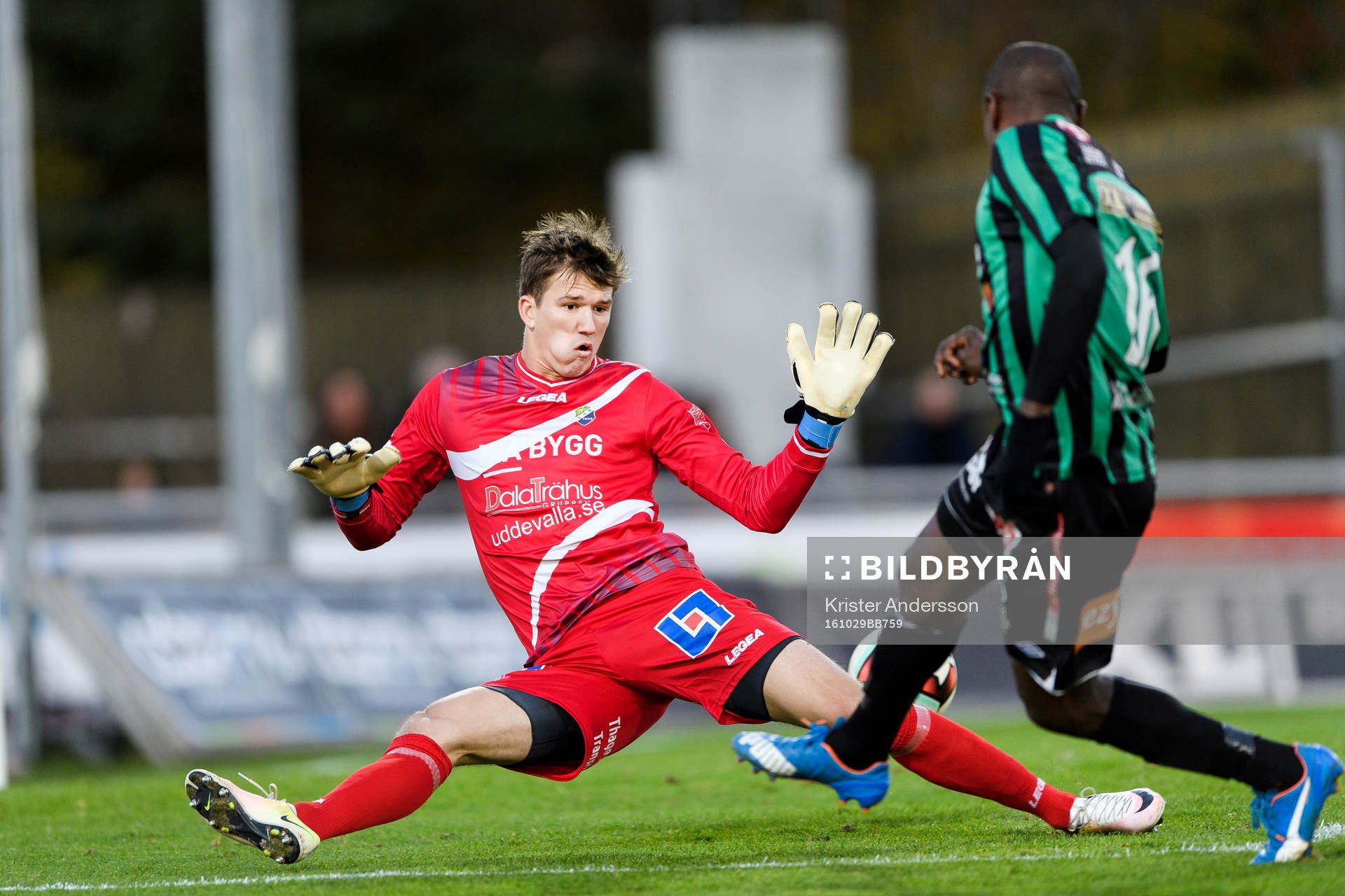 Ljungskiles målvakt August Strömberg och Varbergs Nsima