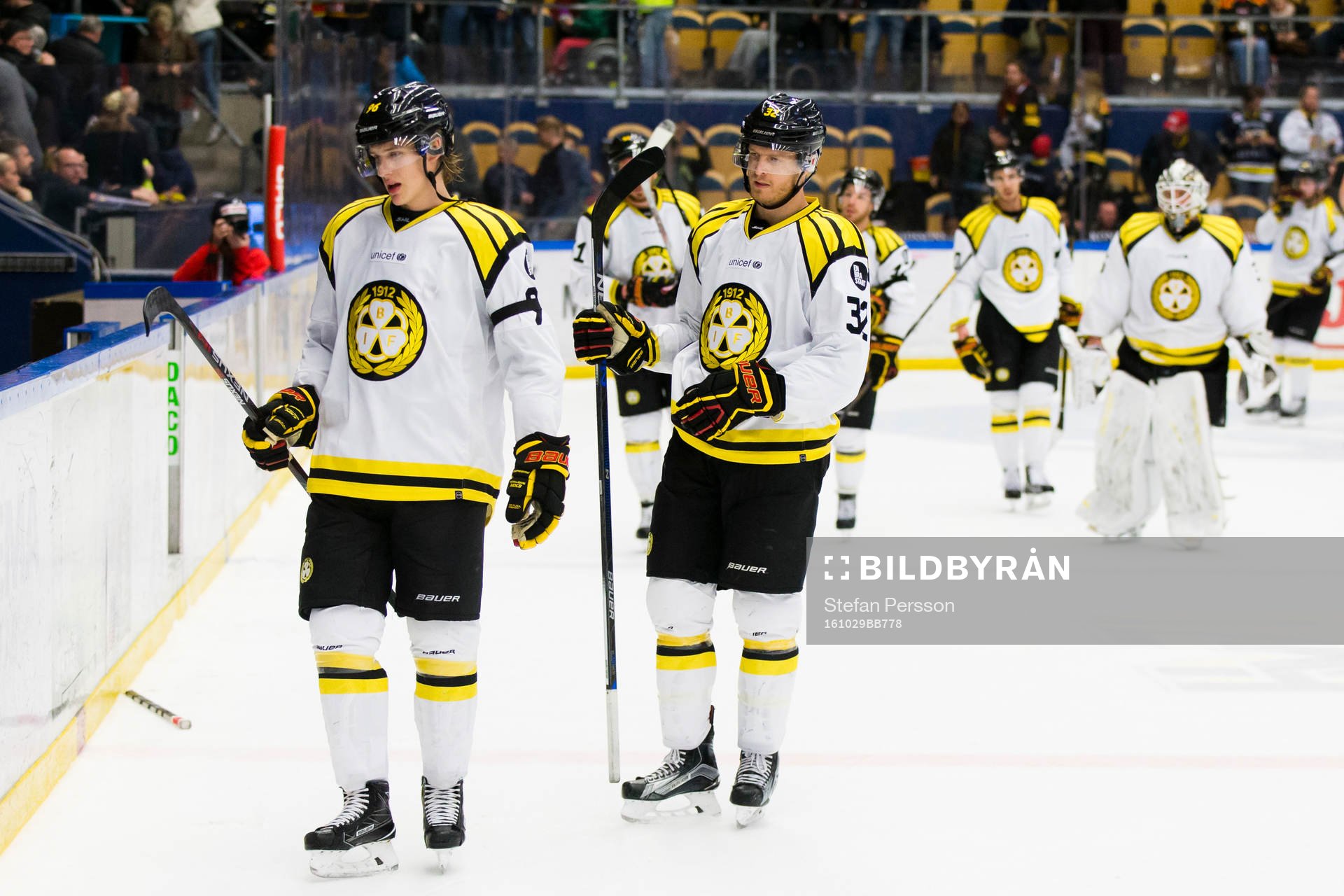 Brynäs Oskar Lindblom och Nick Johnson lämnar isen