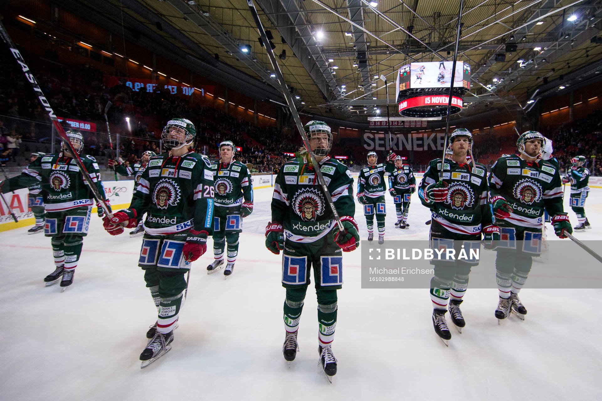 Frölundas Rasmus Dahlin t.v. och Filip Westerlund tackar