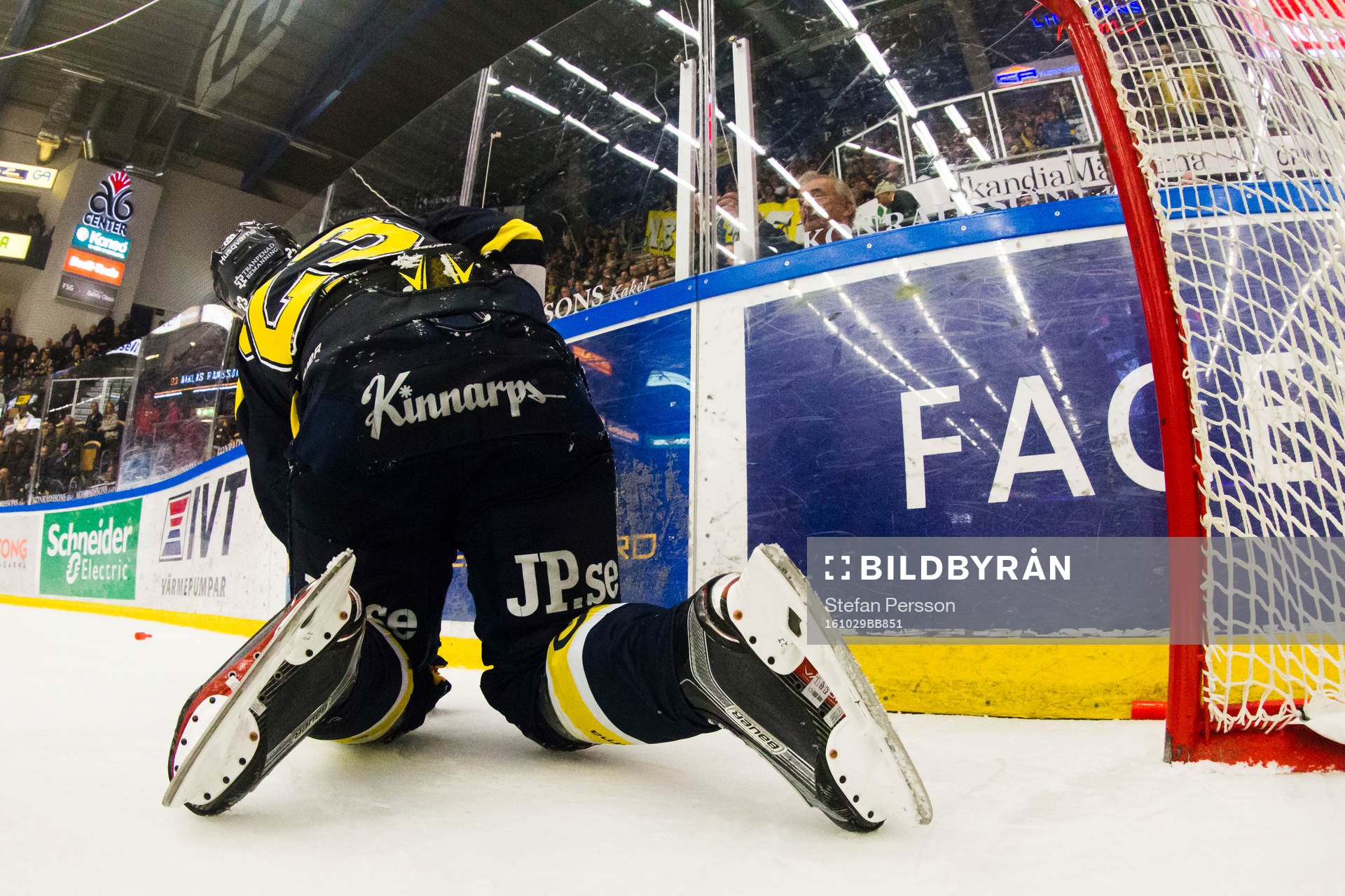 s Lias Andersson på knä