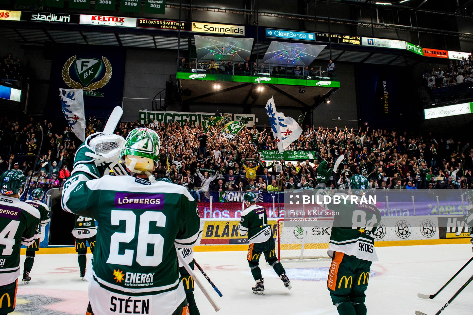 Färjestads målvakt Stefan Steen tackar publiken