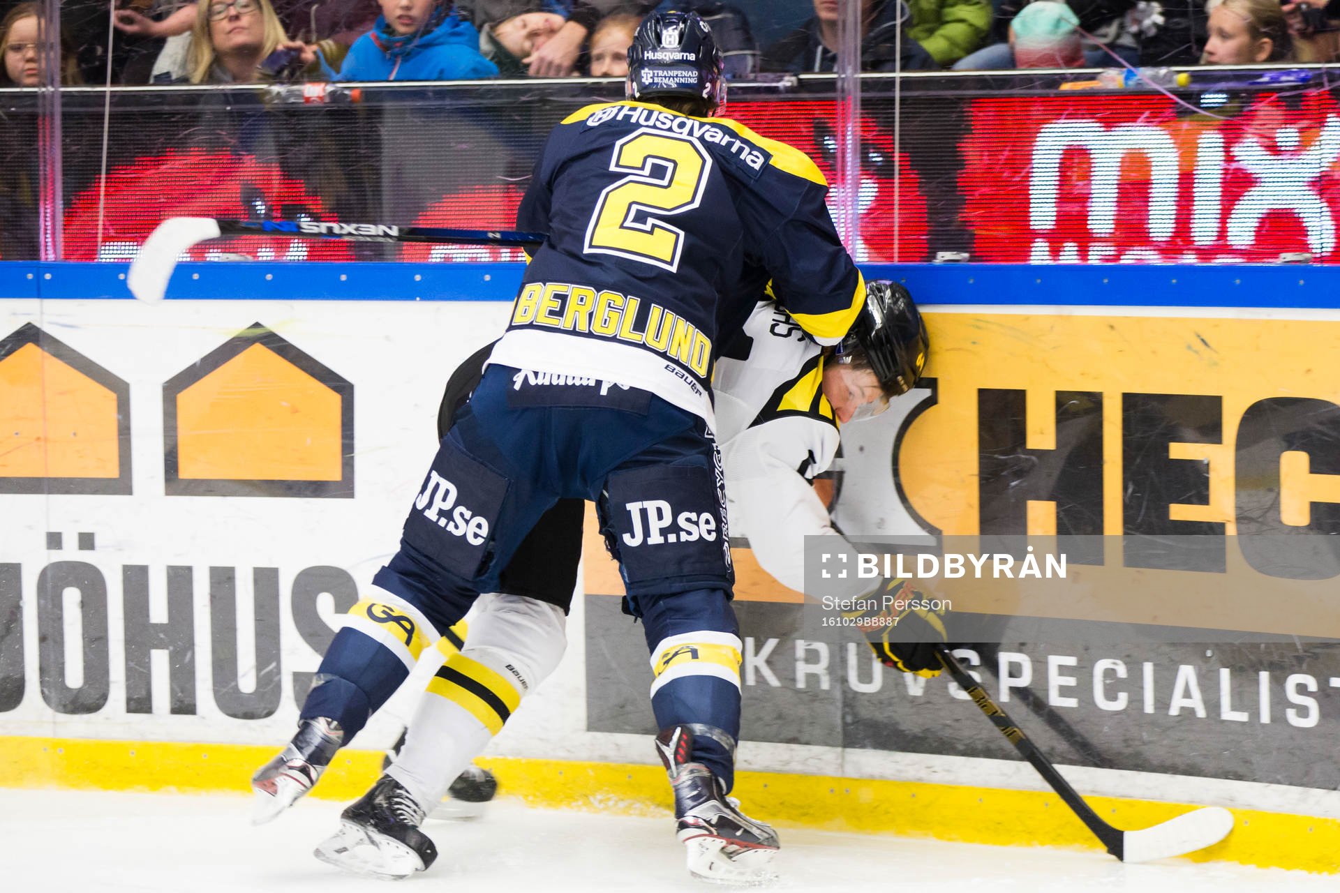 s Kristofer Berglund  tacklar Brynäs Jonathan Pudas