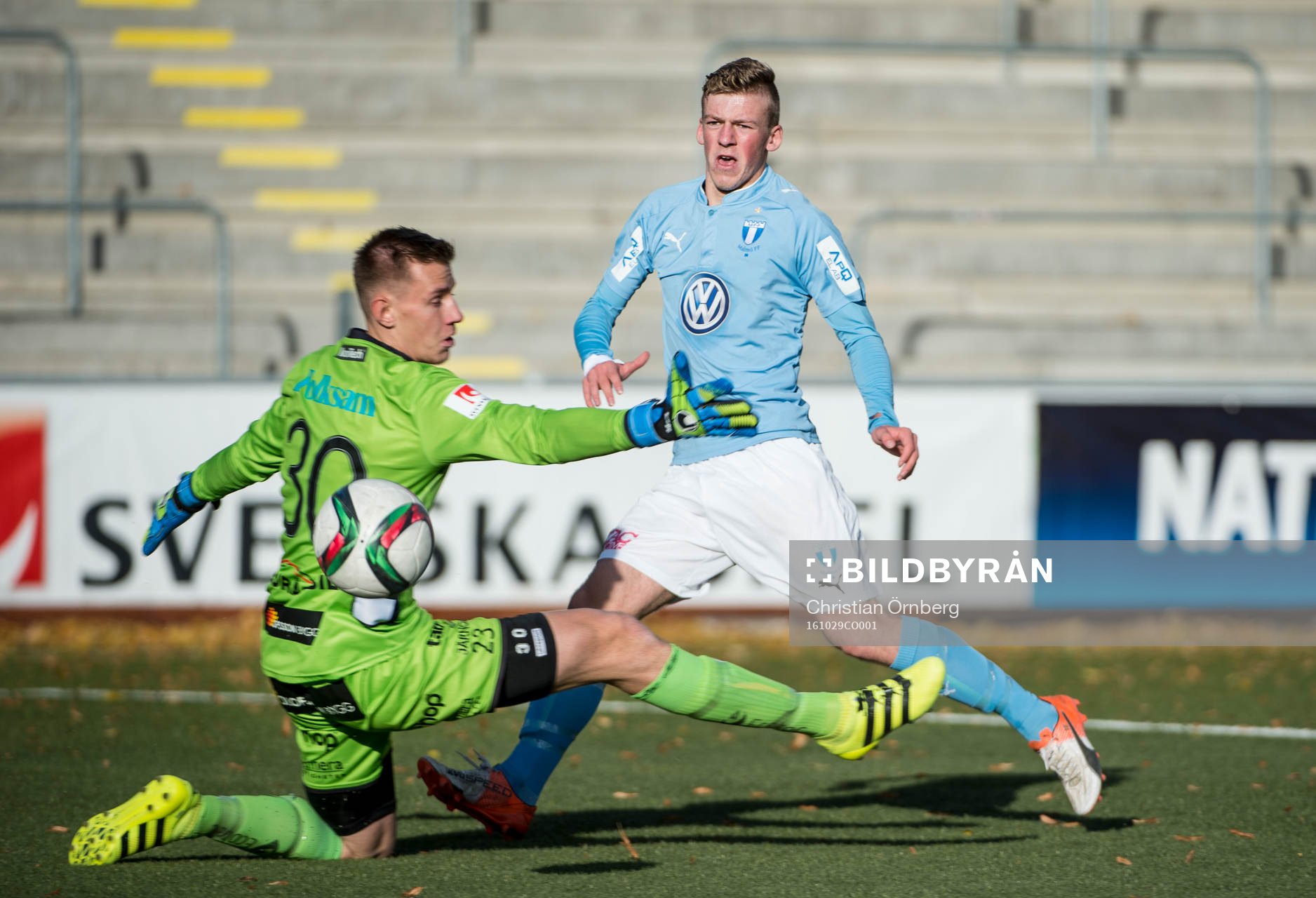 Malmös Teddy Bergqvist mot Elfsborgs målvakt David Olsson
