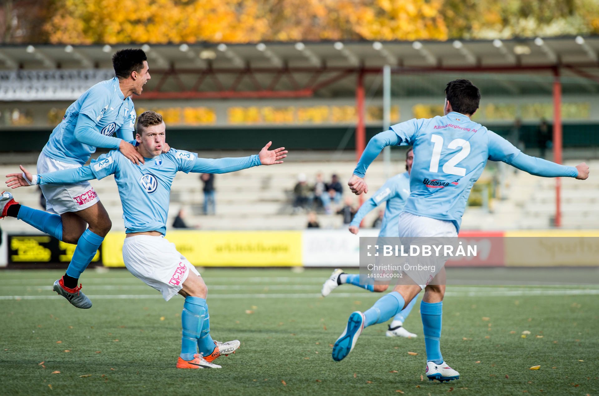 Malmös Teddy Bergqvist, Isak Redzic och Samuel Adrian jublar efter 1-0 under U19 SM-finalen i fotboll mellan Malmö FF och Elfsborg den 29 oktober 2016 i Malmö.