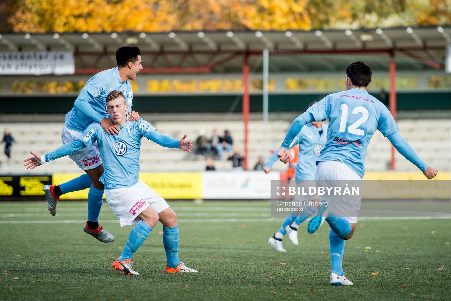 Malmös Teddy Bergqvist, Isak Redzic och Samuel Adrian jublar efter 1-0 under U19 SM-finalen i fotboll mellan Malmö FF och Elfsborg den 29 oktober 2016 i Malmö.